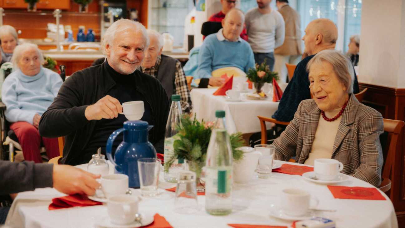 Weihnachtsüberraschung: Völler besucht Seniorenheim