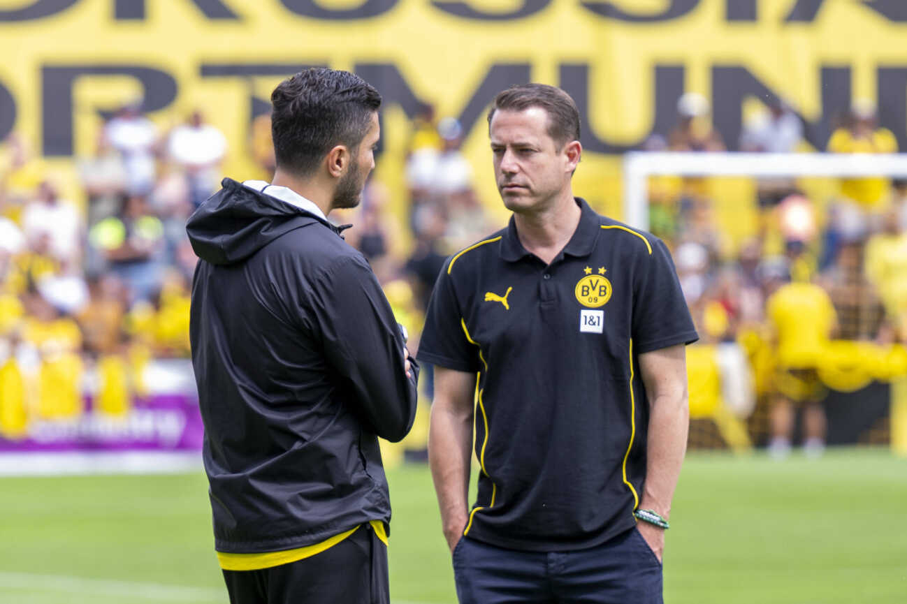 03.08.2024: Fußball: Trainingslager von Borussia Dortmund in Bad Ragaz: Trainer Nuri Sahin (l.) spricht mit Geschäftsführer Lars Ricken. *** 03 08 2024 Borussia Dortmund soccer training camp in Bad Ragaz Coach Nuri Sahin l talks to Managing Director Lars Ricken Copyright: xGuidoxKirchnerx