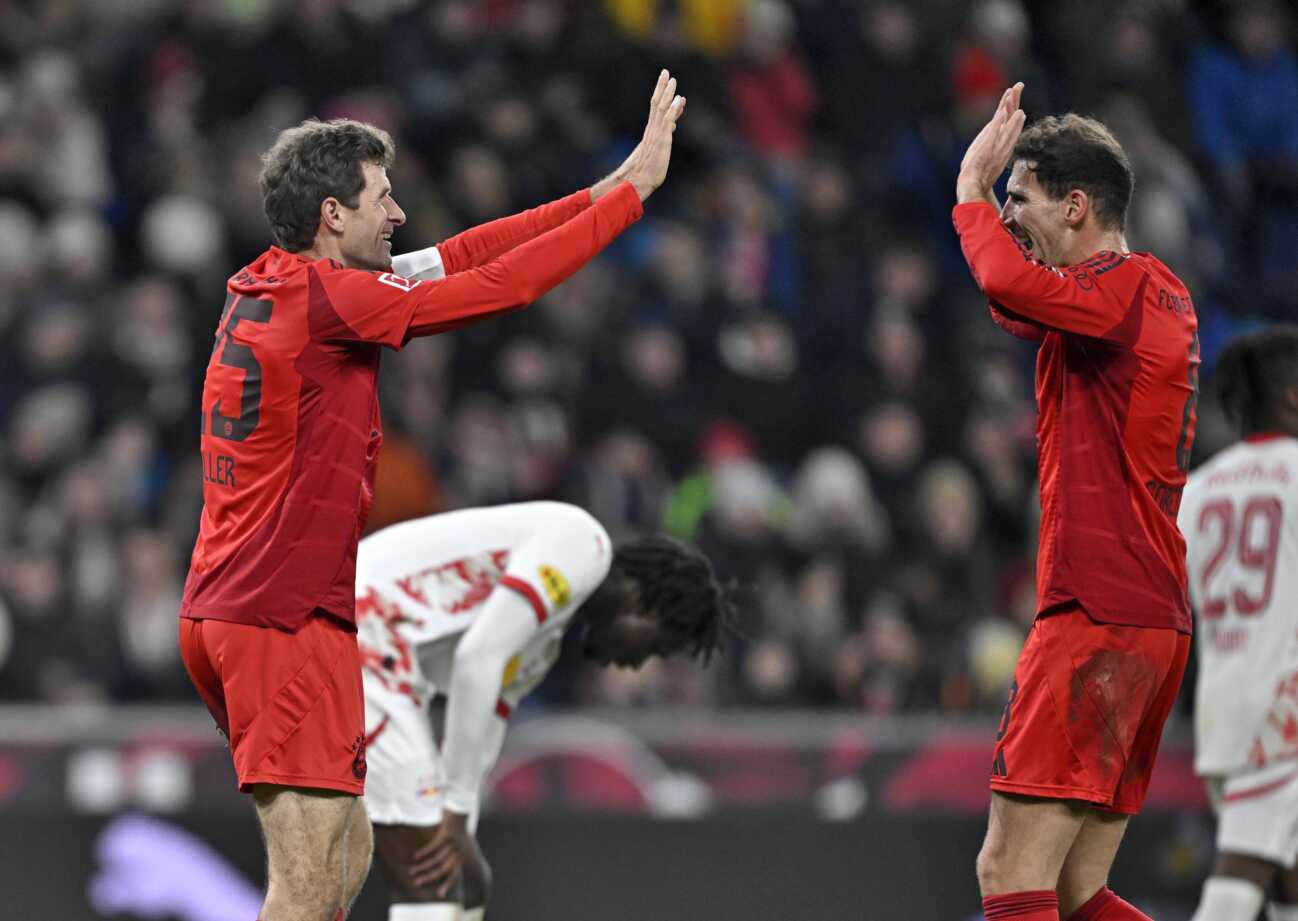 06.01.2025, Fussball 1. Bundesliga 2024 2025, Testspiel: RB Salzburg - FC Bayern München, in der Red Bull Arena Salzburg. v.l. Thomas Müller (FC Bayern München) und Leon Goretzka (FC Bayern München) jubeln,