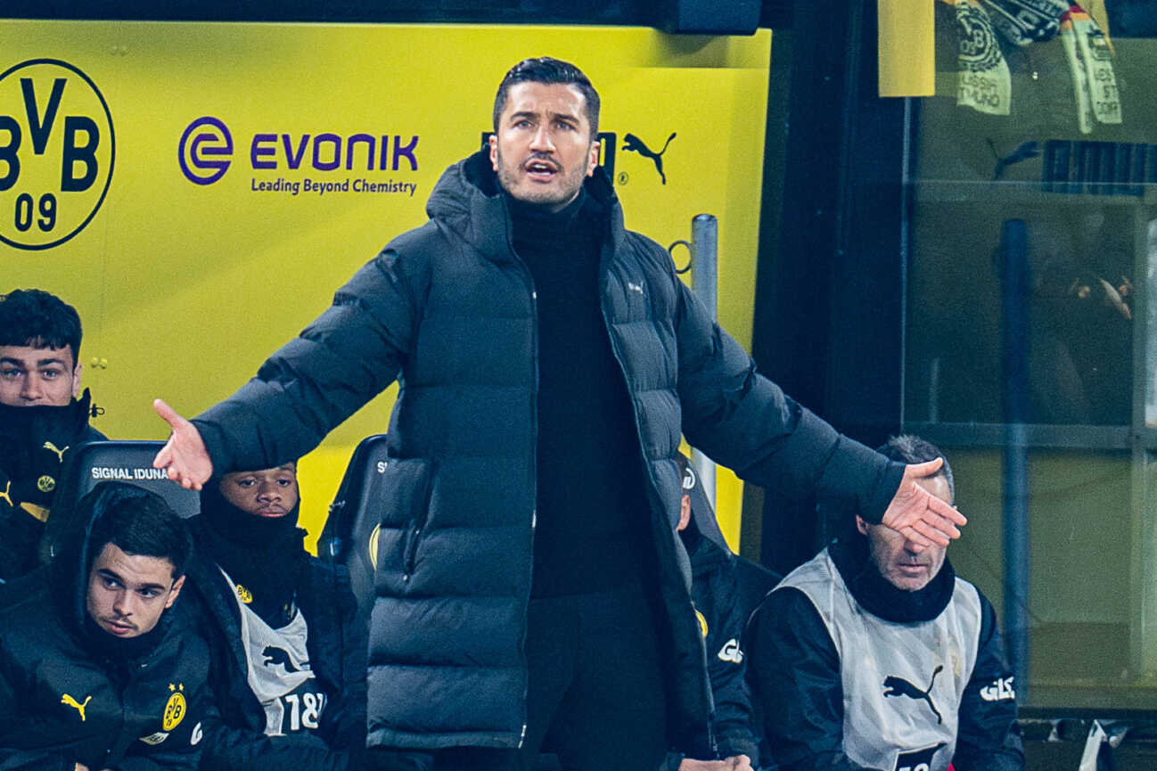 10.01.2025, Borussia Dortmund vs. Bayern 04 Leverkusen, 1. Bundesliga, 16. Spieltag Nuri Sahin (Borussia Dortmund, Trainer) unzufrieden unglücklich sauer genervt Mimik Gestik Wichtiger Hinweis: Gemaess den Vorgaben der DFL Deutsche Fussball Liga bzw. des DFB Deutscher Fussball-Bund ist es untersagt, in dem Stadion und oder vom Spiel angefertigte Fotoaufnahmen in Form von Sequenzbildern und oder videoaehnlichen Fotostrecken zu verwerten *** 10 01 2025, Borussia Dortmund vs Bayern 04 Leverkusen, 1 Bundesliga, Matchday 16 Nuri Sahin Borussia Dortmund, Coach dissatisfied unhappy angry annoyed facial expressions gestures Important note According to the regulations of the DFL German Football League and the DFB German Football Association, it is prohibited to use photographs taken in the stadium and or of the game in the form of sequential images and or video-like photo series Copyright: xBahhoxKarax