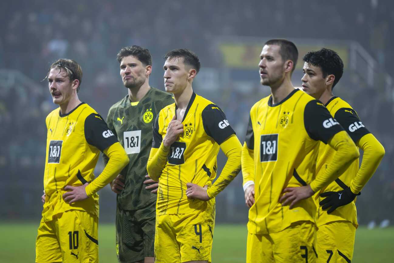 14.01.2025: Fußball: KSV Holstein Kiel - Borussia Dortmund, 17. Spieltag im Holstein-Stadion. Dortmunds Julian Brandt (l-r), Torwart Gregor Kobel, Nico Schlotterbeck, Waldemar Anton und Giovanni Reyna stehen enttäuscht vor ihren Fans. WICHTIGER HINWEIS: Gemäß den Vorgaben der DFL und des DFB ist es untersagt, in dem Stadion und oder vom Spiel angefertigte Fotoaufnahmen in Form von Sequenzbildern und oder videoähnlichen Fotostrecken zu verwerten bzw. verwerten zu lassen. *** 14 01 2025 Football KSV Holstein Kiel Borussia Dortmund, Matchday 17 at Holstein Stadion Dortmunds Julian Brandt l r , goalkeeper Gregor Kobel, Nico Schlotterbeck, Waldemar Anton and Giovanni Reyna stand disappointed in front of their fans IMPORTANT NOTE In accordance with the regulations of the DFL and the DFB, it is prohibited to use or have used photographs taken in the stadium and or of the match in the form of sequential images and or video-like photo series Copyright: xGuidoxKirchnerx