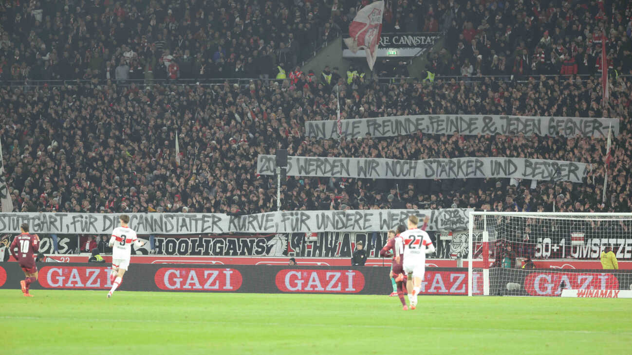 15.01.2025 Deutschland, Stuttgart Fußball Bundesliga, Saison 2024 2025, VfB Stuttgart vs. RB Leipzig, Fan-Banner: An alle Freunde, Feinde und jeden Gegner Gemäß den Vorgaben der DFL Deutsche Fußball Liga ist es untersagt, in dem Stadion und oder vom Spiel angefertigte Fotoaufnahmen in Form von Sequenzbildern und oder videoähnlichen Fotostrecken zu verwerten bzw. verwerten zu lassen. *** 15 01 2025 Germany, Stuttgart Football Bundesliga, Season 2024 2025, VfB Stuttgart vs RB Leipzig, Fan Banner To all friends, foes and every opponent In accordance with the regulations of the DFL German Football League, it is prohibited to exploit or have exploited photographs taken in the stadium and or of the match in the form of sequential images and or video-like photo series