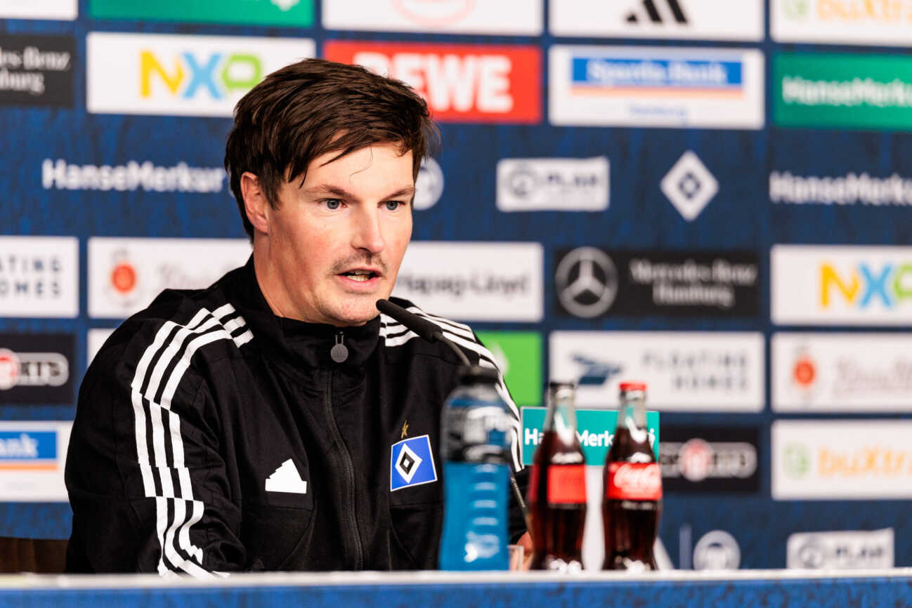 2. Fussball Bundesliga: Hamburger SV - 1. FC Köln; 18.01.2025 Merlin Polzin (Trainer Hamburger SV) in der Pressekonferenz nach dem Spiel 2. Fussball Bundesliga: Hamburger SV - 1. FC Köln, Hamburg, Volksparkstadion am 18.01.2025 DFL REGULATIONS PROHIBIT ANY USE OF PHOTOGRAPHS AS IMAGE SEQUENCES AND OR QUASI-VIDEO. *** 2 Fussball Bundesliga Hamburger SV 1 FC Köln 18 01 2025 Merlin Polzin Coach Hamburger SV in the press conference after the match 2 Fussball Bundesliga Hamburger SV 1 FC Köln, Hamburg, Volksparkstadion on 18 01 2025 DFL REGULATIONS PROHIBIT ANY USE OF PHOTOGRAPHS AS IMAGE SEQUENCES AND OR QUASI VIDEO Copyright: xBEAUTIFULxSPORTS Wunderlx