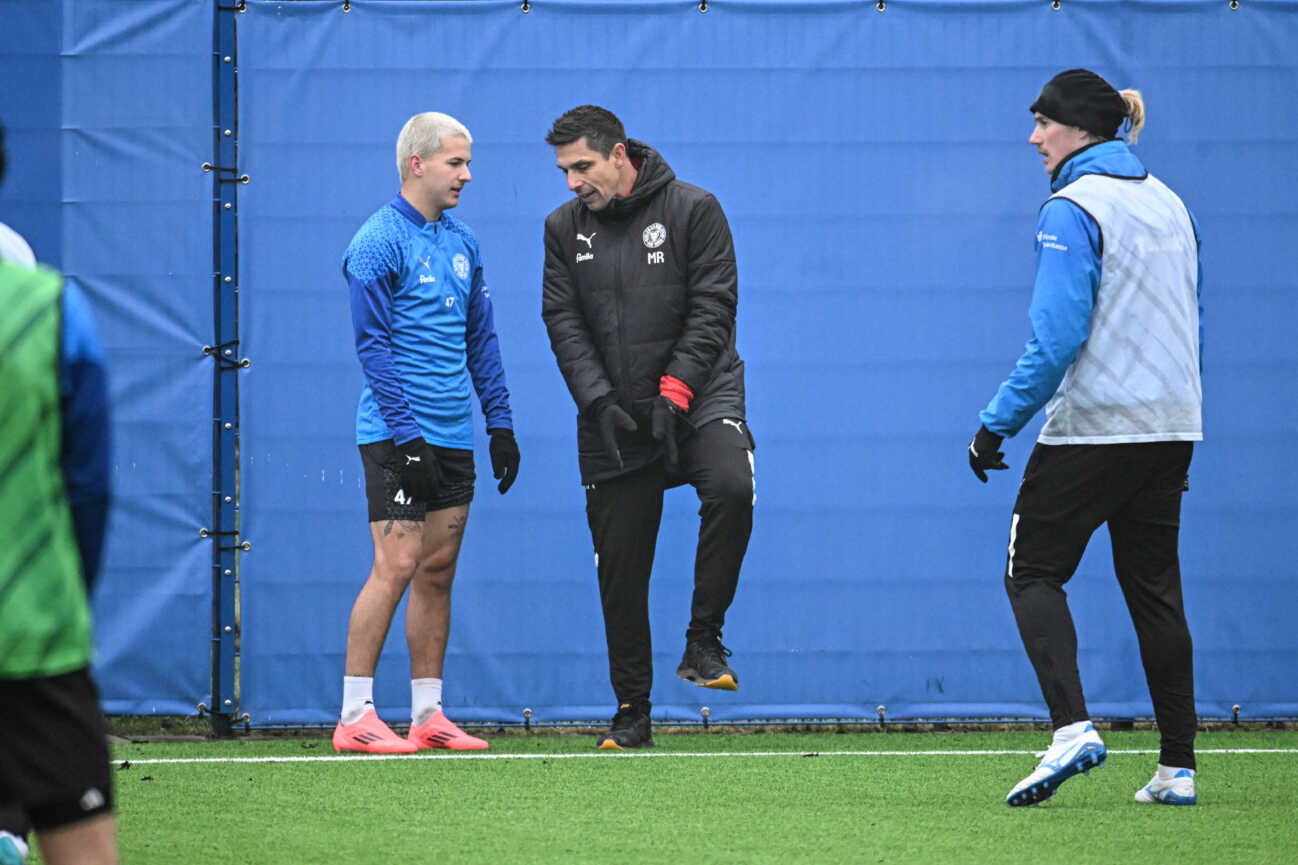 20.01.2025, Fußball, Herren, 1.BL, Saison 2024 2025, Trainig Holstein Kiel John Tolkin (li.) wird von Trainer Marcel Rapp (re.) beim Training gecoacht Kiel Projensdorf, Trainigsplatz, Kunstrasen Schleswig-Holstein Deutschland *** 20 01 2025, Soccer, Men, 1 BL, Season 2024 2025, Training Holstein Kiel John Tolkin left is coached by trainer Marcel Rapp right during training Kiel Projensdorf, Training ground, artificial turf Schleswig Holstein Germany