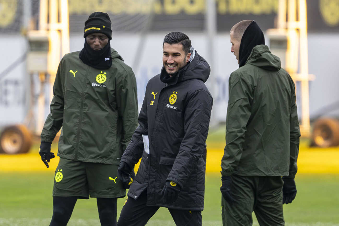 20.01.2025: Fußball: Training von Borussia Dortmund vor dem Spiel in der Champions League beim FC Bologna. Dortmunds Serhou Guirassy (l-r), Dortmunds Trainer Nuri Sahin und Dortmunds Waldemar Anton lachen zusammen. *** 20 01 2025 Borussia Dortmund soccer training before the Champions League match at FC Bologna Dortmunds Serhou Guirassy l r , Dortmund coach Nuri Sahin and Dortmunds Waldemar Anton laugh together Copyright: xDavidxInderliedx