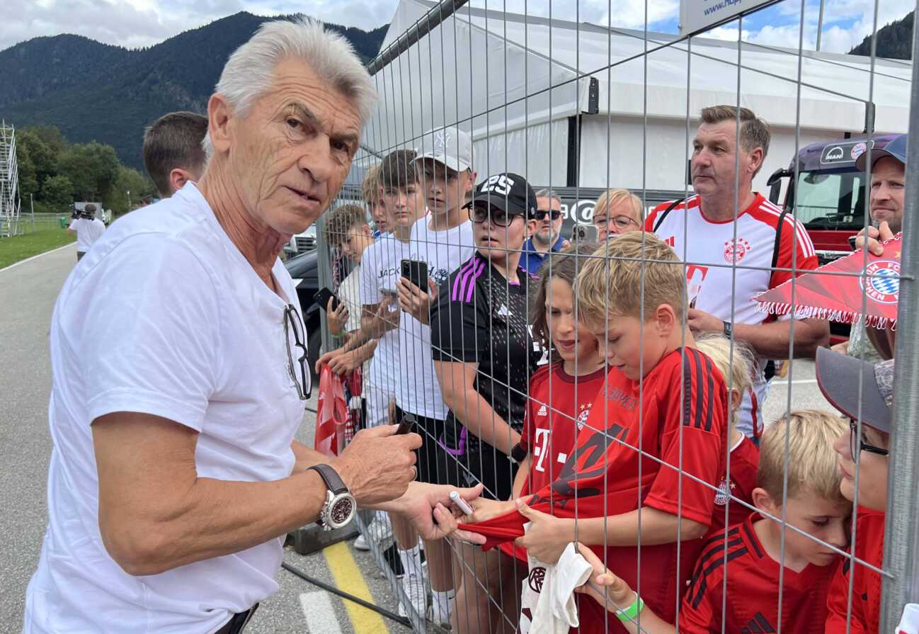 22.07.2024, Fussball 1. Bundesliga 2024 2025, Trainingslager FC Bayern München in Rottach-Egern am Tegernsee am Sportplatz Birkenmoos, Klaus Augenthaler (Deutschland) verteilt Autogramme *** 22 07 2024, Football 1 Bundesliga 2024 2025, FC Bayern Munich training camp in Rottach Egern am Tegernsee at the Birkenmoos sports field, Klaus Augenthaler Germany hands out autographs