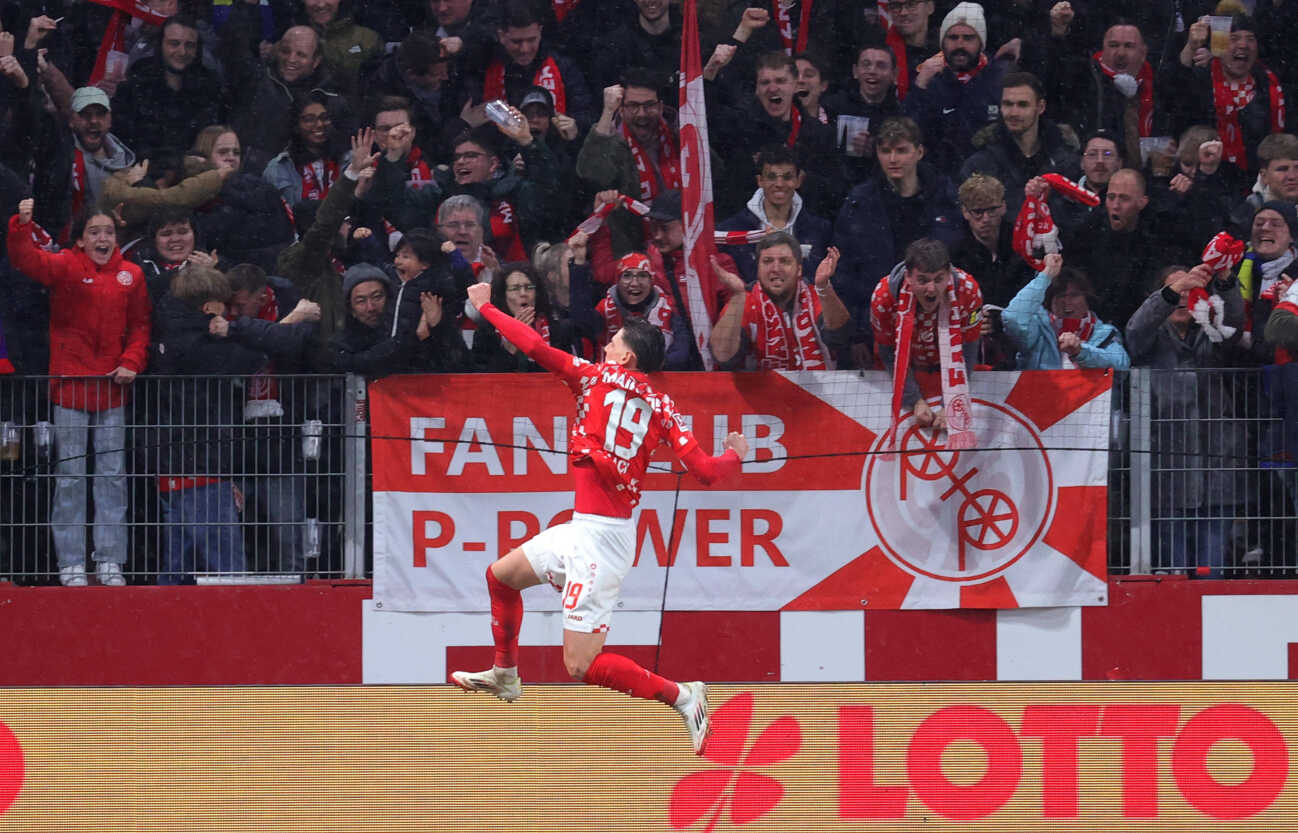 25.01.2025, Deutschland, Mainz, Fußball Bundesliga, Saison 2024 2025, 1. FSV Mainz 05 vs. VfB Stuttgart, Jubel nach dem 2:0 Tor, Torschütze Anthony Caci (Mainz) *** 25 01 2025, Germany, Mainz, Soccer Bundesliga, Season 2024 2025, 1 FSV Mainz 05 vs VfB Stuttgart, Cheering after the 2 0 goal, Scorer Anthony Caci Mainz