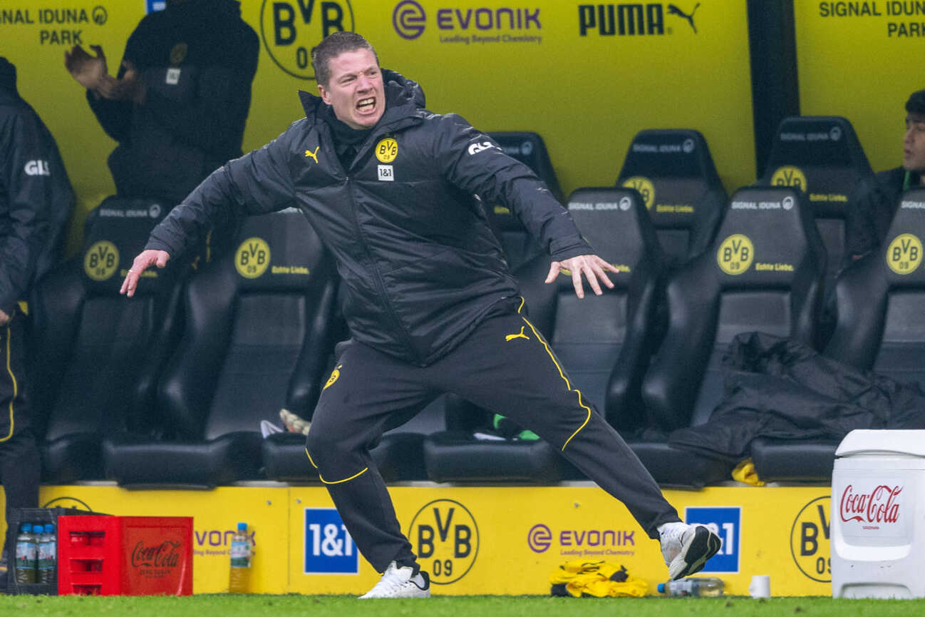 25.01.2025, Fussball: 1. Bundesliga, Saison 2024 2025, 19. Spieltag, Borussia Dortmund - SV Werder Bremen im Signal Iduna Park in Dortmund. Mike Tullberg (Borussia Dortmund, Interimstrainer) bejubelt das Tor zum 1:0. Wichtiger Hinweis: Gemaess den Vorgaben der DFL Deutsche Fussball Liga bzw. des DFB Deutscher Fussball-Bund ist es untersagt, in dem Stadion und oder vom Spiel angefertigte Fotoaufnahmen in Form von Sequenzbildern und oder videoaehnlichen Fotostrecken zu verwerten bzw. verwerten zu lassen. Foto: Kirchner-Media Guido Kirchner *** 25 01 2025, Soccer 1 Bundesliga, Season 2024 2025, Matchday 19, Borussia Dortmund SV Werder Bremen at Signal Iduna Park in Dortmund Mike Tullberg Borussia Dortmund, interim coach cheers the goal to 1 0 Important note According to the regulations of the DFL German Football League and the DFB German Football Association, it is prohibited to to utilize or have utilized photographs taken in the stadium and or of the match in the form of sequential images and or video-like photo series Foto Kirchner Media Guido Kirchner Copyright: xKirchner-Media GuidoxKirchnerx