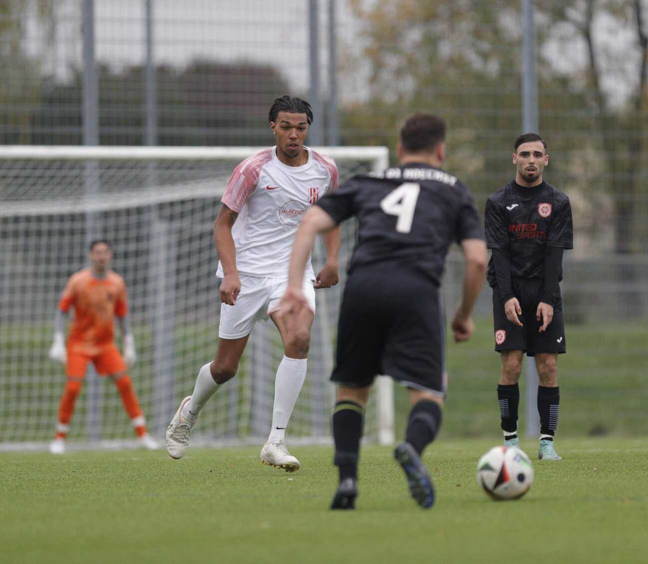 Deutschland - Zeilsheim - 20.10.2024 Fußball - Hessen - Kreisliga A Main-Taunus - Herren Saison 2024 2025 Creu Höchst (ws) - SG Hoechst II (schwarz) v.l. Damian Bosnjak (Creu Höchst), Mert Gursoy (SG Hoechst) Creu Höchst - SG Hoechst II *** Germany Zeilsheim 20 10 2024 Soccer Hesse Kreisliga A Main Taunus Men Season 2024 2025 Creu Höchst ws SG Hoechst II black v l Damian Bosnjak Creu Höchst , Mert Gursoy SG Hoechst Sport Creu Höchst SG Hoechst II