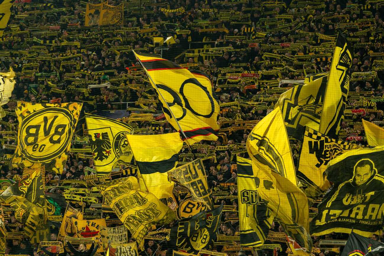 Die gelbe Wand im Signal Iduna Park, Westfalenstadion, Banner und Schals der Fans, GER BVB Borussia Dortmund 09 vs. Schachtar Donezk, Fussball, Champions League, Spieltag 8, Saison 2024 2025, 29.01.2025 GER BVB Borussia Dortmund 09 vs. Schachtar Donezk, Fussball, Champions League, Spieltag 8, Saison 2024 2025, 29.01.2025 Dortmund *** The yellow wall at Signal Iduna Park, Westfalenstadion, Fans banners and scarves, GER BVB Borussia Dortmund 09 vs Shakhtar Donetsk, Football, Champions League, Matchday 8, Season 2024 2025, 29 01 2025 GER BVB Borussia Dortmund 09 vs Shakhtar Donetsk, Football, Champions League, Matchday 8, Season 2024 2025, 29 01 2025 Dortmund Copyright: xEibner-Pressefoto FabianxFriesex EP_FFE