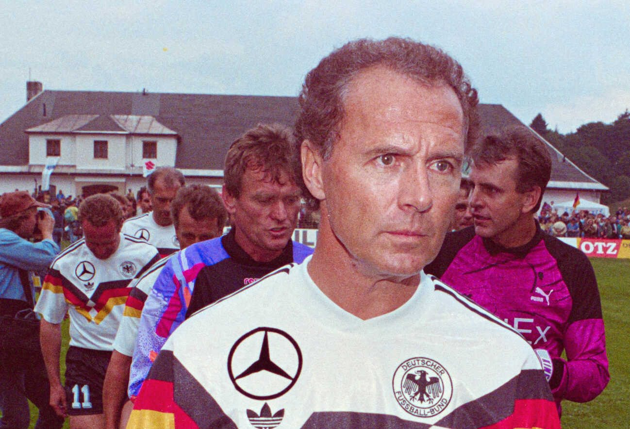 Fussball Wiederauflage WM Spiel BRD DDR Franz Beckenbauer, damaliger Mannschaftskapitaen des Fussball-Nationalteams BRD, Mitte, beim Spieleinlauf am 22.07.1993 im Fellbergstadion in Steinach im Thueringer Wald. Im Hintergrund sind die beiden Torhueter Sepp Maier, li., damals BRD, und Juergen Croy, re., damals DDR, zu sehen. An diesem Tag kam es im thueringischen Steinach zur Wiederauflage des deutsch-deutschen WM-Spiels zwischen der BRD und der DDR von 1974. Franz Beckenbauer ist am 7. Janur 2024 im Alter von 78 Jahren gestorben. Sein Spitzname war Der Kaiser . Franz Beckenbauer, then team captain of the Federal Republic of Germany national football team, at the start of the game on July 22, 1993 in the Fellberg Stadium in Steinach in the Thuringian Forest. In the background are the two goalkeepers Sepp Meier, left, then Germany, and Juergen Croy, right, then GDR. On this day, the 1974 German-German World Cup match between the Federal Republic of Germany and the GDR took place in Steinach, Thuringia. Franz Beckenbauer died on January 7, 2024 at the age of 78. His nickname was The Emperor . ‹ search: Deutschland BRD DDR Fussball Fussball-Laenderspiel Laenderspiele Neuauflage Gruppenspiel,WM-Gruppenspiel DDR-BRD BRD-DDR Weltmeisterschaft von Freundschaftsspiel Nationalteams historisches Geschichte Fussballgeschichte innerdeutsches Auflage Bundesrepublik Portraet Portrait Fussballspieler FC Bayern Tod gestorben Franz Anton Beckenbauer Fussballtrainer Funktionaer Trainer Fussballfunktionaer der Kaiser Germany BRD GDR football football national game national games new edition group game, World Cup group game GDR-BRD BRD-GDR World Championship, WM, Weltmeisterschaft of friendly game national teams historical history football history domestic German edition Federal Republic portrait portrait football player FC Bayern death died Franz Anton Beckenbauer football coach functionary coach football functionary of the Kaiser soccer Fussball-Legende Legende Lichtgestalt Meier ‹ *** Football replay World Cup match FRG GDR Franz Beckenbauer, then captain of the FRG national football team, center, at the start of the match on 22 July 1993 in the Fellberg Stadium in Steinach in the Thuringian Forest In the background are the two goalkeepers Sepp Maier, left, then FRG, and Juergen Croy, right, then GDR, can be seen On this day, the German-German World Cup match between the FRG and the GDR from 1974 was replayed in Steinach, Thuringia Franz Beckenbauer died on January 7, 2024 at the age of 78 His nickname was Der Kaiser Franz Beckenbauer, then team captain of the Federal Republic of Germany national football team, at the start of the game on July 22, 1993 in the Fellberg Stadium in Steinach in the Thuringian Forest In the background are the two goalkeepers Sepp Meier, left, then Germany, and Juergen Croy, right, then GDR On this day, the 1974 German World Cup match between the Federal Republic of Germany and the GDR took place in Steinach, Thuringia Franz Beckenbauer died on January 7, 2024 at the age of 78 His nickname was The Emperor search Deutschland BRD DDR Fussball Fussball Laenderspiel Laenderspiele Neuauflage Gruppenspiel,WM Gruppenspiel DDR BRD BRD DDR Weltmeisterschaft von Freundschaftsspiel Nationalteams historisches Geschichte Fussballgeschichte innerdeutsches Auflage Bundesrepublik Portraet Portrait Fussballspieler FC Bayern Tod gestorben Franz Anton Beckenbauer Fussballtrainer Funktionaer Trainer Fussballfunktionaer der Kaiser Germany BRD GDR football football national game nationa