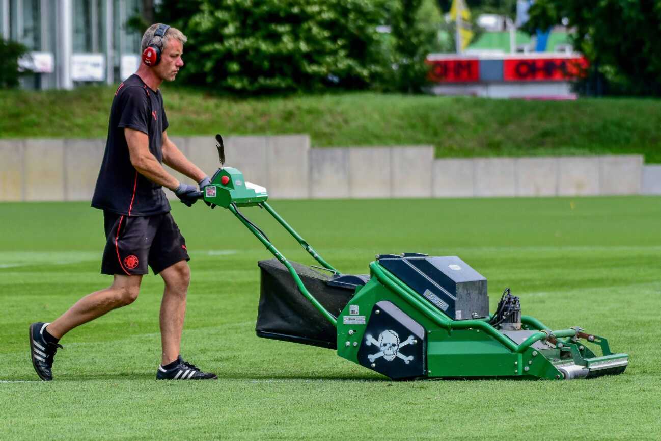 Greenkeeper Rasenmäher Rasen mähen ( Pauli ) Deutschland , Hamburg , Traininggelände an der Kollaustrasse , Fussball , Bundesliga , 2. Fussball Bundesliga , FC St Pauli *** Greenkeeper lawn mower lawn mowing Pauli Germany , Hamburg , Training ground at Kollaustrasse , Soccer , Bundesliga , 2 Soccer Bundesliga , FC St Pauli