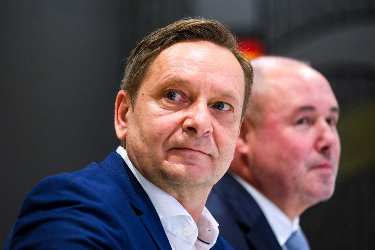 Horst Heldt (1. FC Union Berlin, Geschaeftsfuehrer) erscheint zu einer muendlichen Verhandlung. Das DFB-Sportgericht verhandelt ueber den Einspruch gegen die Wertung des Spiels 1. FC Union Berlin gegen VfL Bochum (14.12.2024), bei dem Bochums Torwart von einem aus dem Union-Fanblock geworfenen Feuerzeug getroffen wurde. DFB-Sportgericht verhandelt ueber Spielwertung von Union Berlin gegen VfL Bochum nach Feuerzeugwurf. Frankfurt am Main *** Horst Heldt 1 FC Union Berlin, Sport Managing Director appears for an oral hearing The DFB sports court is hearing the appeal against the scoring of the match 1 FC Union Berlin vs VfL Bochum 14 12 2024 , in which Bochums goalkeeper was hit by a lighter thrown from the Union fan block DFB sports court is hearing about the scoring of Union Berlin vs VfL Bochum after lighter throw Frankfurt am Main Copyright: xEibner-Pressefoto FlorianxWiegandx EP_FWD