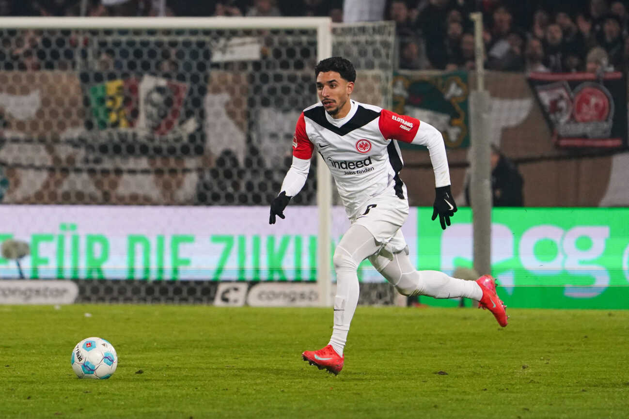 Omar Marmoush (Eintracht Frankfurt, 07) am Ball, GER, FC St. Pauli vs. Eintracht Frankfurt, Fußball, Bundesliga, Spieltag 16, Saison 2024 2025, 11.01.2025 DFL REGULATIONS PROHIBIT ANY USE OF PHOTOGRAPHS AS IMAGE SEQUENCES AND OR QUASI-VIDEO GER, FC St. Pauli vs. Eintracht Frankfurt, Fußball, Bundesliga, Spieltag 16, Saison 2024 2025, 11.01.2025 Hamburg *** Omar Marmoush Eintracht Frankfurt, 07 on the ball, GER, FC St Pauli vs Eintracht Frankfurt, Football, Bundesliga, Matchday 16, Season 2024 2025, 11 01 2025 DFL REGULATES PROHIBIT ANY USE OF PHOTOGRAPHS AS IMAGE SEQUENCES AND OR QUASI VIDEO GER, FC St Pauli vs Eintracht Frankfurt, Football, Bundesliga, Matchday 16, Season 2024 2025, 11 01 2025 Hamburg Copyright: xEibner-Pressefoto MaxxVincenx EP_MVN