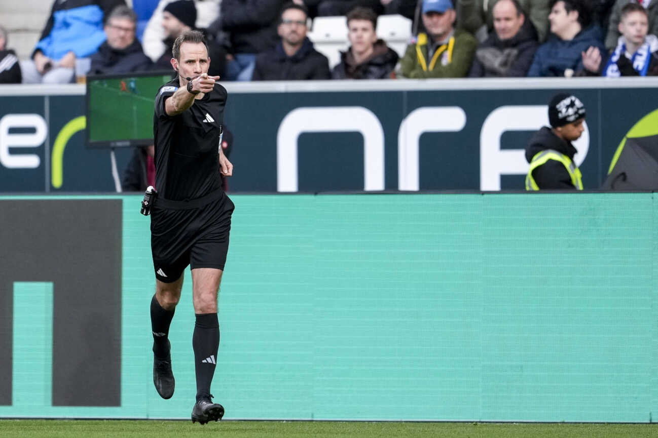 Sascha Stegemann (Schiedsrichter) entscheidet nach VAR auf Elfmeter, Foulelfmeter, Aktion, Action, Spielszene, 26.01.2025, Sinsheim (Deutschland), Fussball, Bundesliga, TSG 1899 Hoffenheim - SG Eintracht Frankfurt, DFB DFL REGULATIONS PROHIBIT ANY USE OF PHOTOGRAPHS AS IMAGE SEQUENCES AND OR QUASI-VIDEO. *** Sascha Stegemann Referee decides on penalty after VAR, Foul penalty, Action, Action, Game scene, 26 01 2025, Sinsheim Germany , Soccer, Bundesliga, TSG 1899 Hoffenheim SG Eintracht Frankfurt, DFB DFL REGULATIONS PROHIBIT ANY USE OF PHOTOGRAPHS AS IMAGE SEQUENCES AND OR QUASI VIDEO xozx