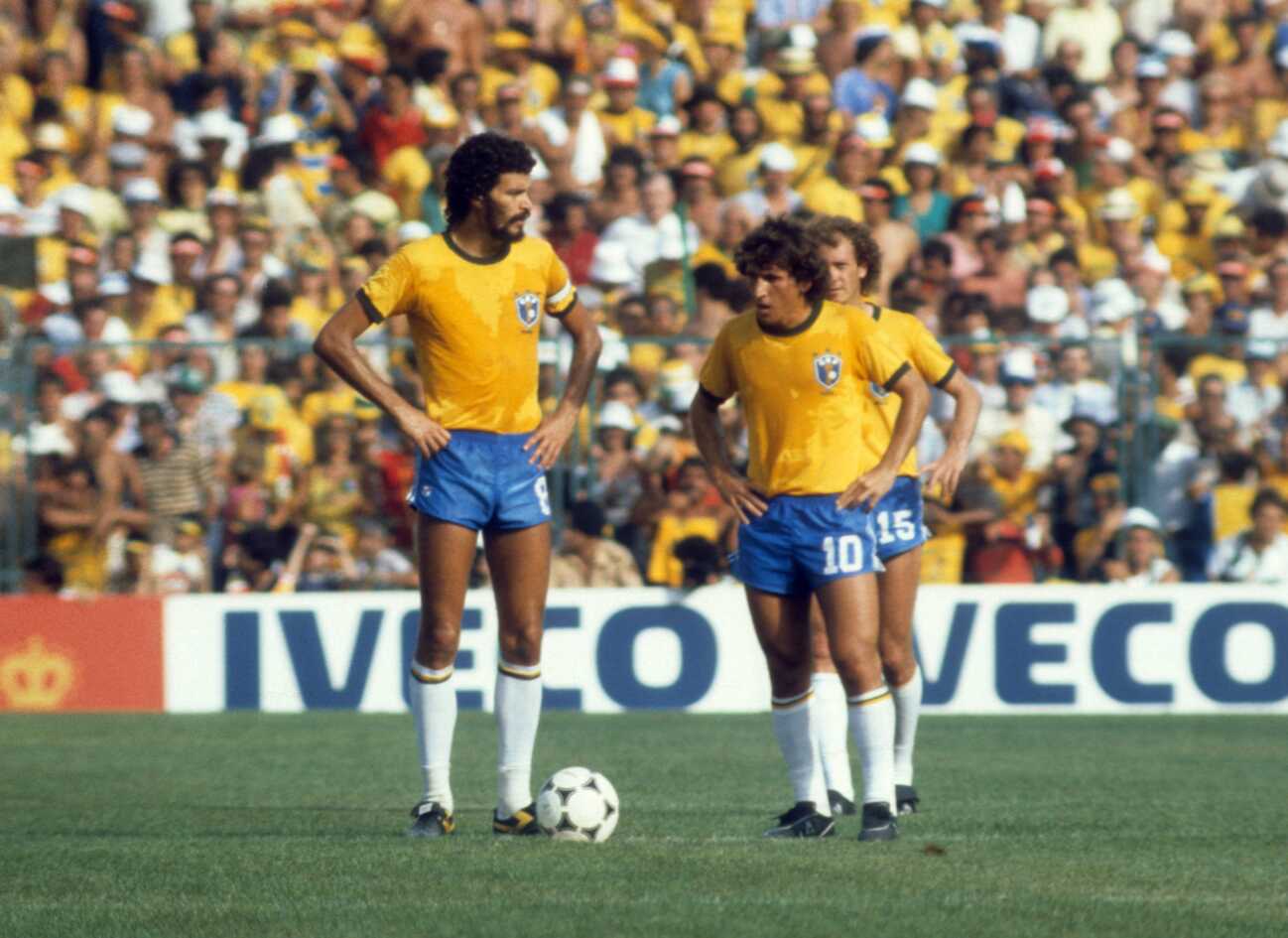 Socrates (li.), Zico (Mitte) und Falcao (alle Brasilien) bereit zum Anstoß Fußball WM Herren WM 1982, Länderspiel, Nationalteam, Nationaltrikot Gruppe Barcelona