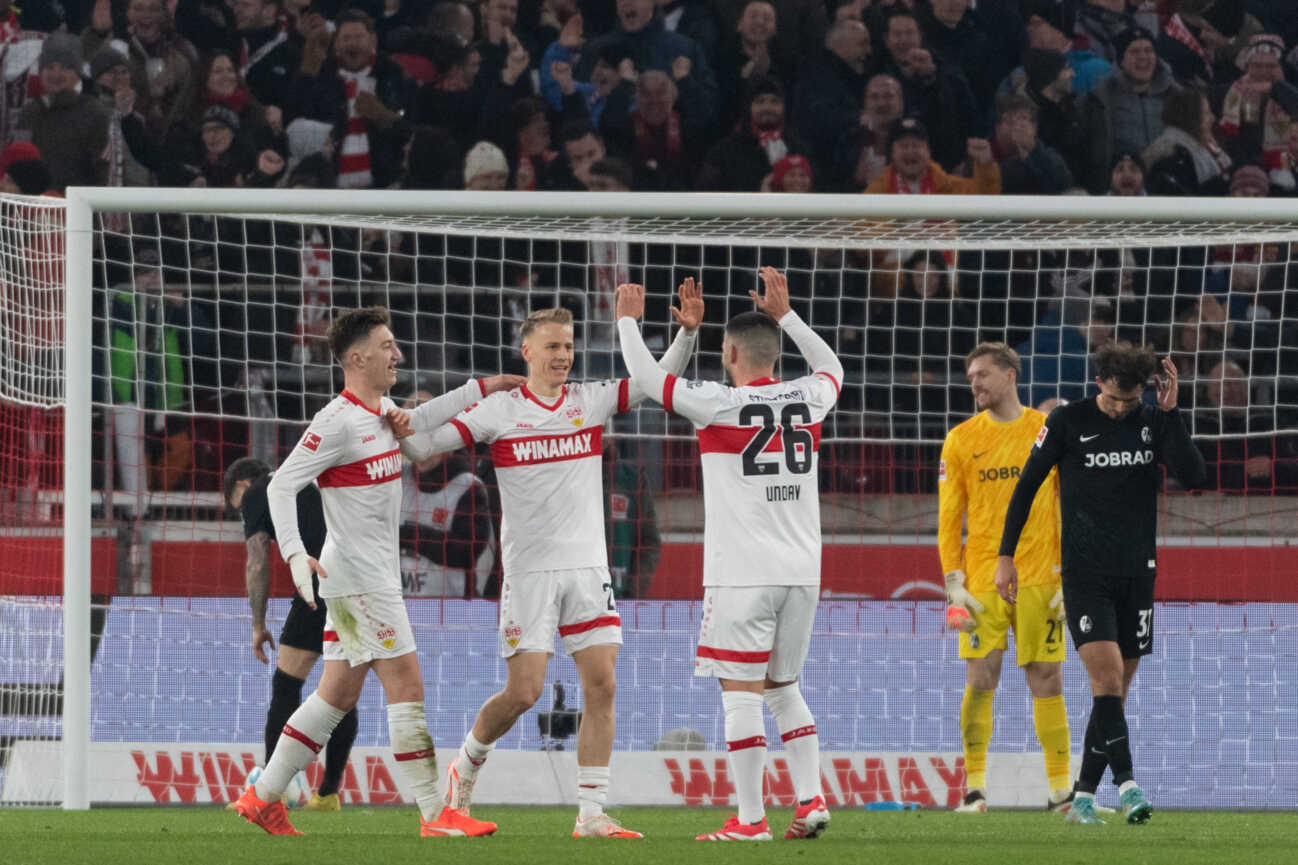 Tor zum 4:0 durch Deniz Undav (VfB Stuttgart 26), jubel Torjubel mit Angelo Stiller (VfB Stuttgart, 06), Chris Fuehrich (VfB Stuttgart 27). re. frust bei Florian Mueller (SC Freiburg, 21), Max Rosenfelder (SC Freiburg, 37) GER, VfB Stuttgart vs. SC Freiburg, Fussball, Herren, 1. Bundesliga, 18. Spieltag, Spielzeit 2024 2025, 18.01.2025, DFL DFB REGULATIONS PROHIBIT ANY USE OF PHOTOGRAPHS AS IMAGE SEQUENCES AND OR QUASI-VIDEO, GER, VfB Stuttgart vs. SC Freiburg, Fussball, Herren, 1. Bundesliga, 18. Spieltag, Spielzeit 2024 2025, 18.01.2025 Stuttgart *** Goal for 4 0 by Deniz Undav VfB Stuttgart 26 , jubel Torjubel mit Angelo Stiller VfB Stuttgart, 06 , Chris Fuehrich VfB Stuttgart 27 re frust bei Florian Mueller SC Freiburg, 21 , Max Rosenfelder SC Freiburg, 37 GER, VfB Stuttgart vs SC Freiburg, Soccer, Men, 1 Bundesliga, Matchday 18, Season 2024 2025, 18 01 2025, DFL DFB REGULATIONS PROHIBIT ANY USE OF PHOTOGRAPHS AS IMAGE SEQUENCES AND OR QUASI VIDEO, GER, VfB Stuttgart vs SC Freiburg, Football, Men, 1 Bundesliga, Matchday 18, Season 2024 2025, 18 01 2025 Stuttgart Copyright: xEibner-Pressefoto WolfgangxFrankx EP_WFK