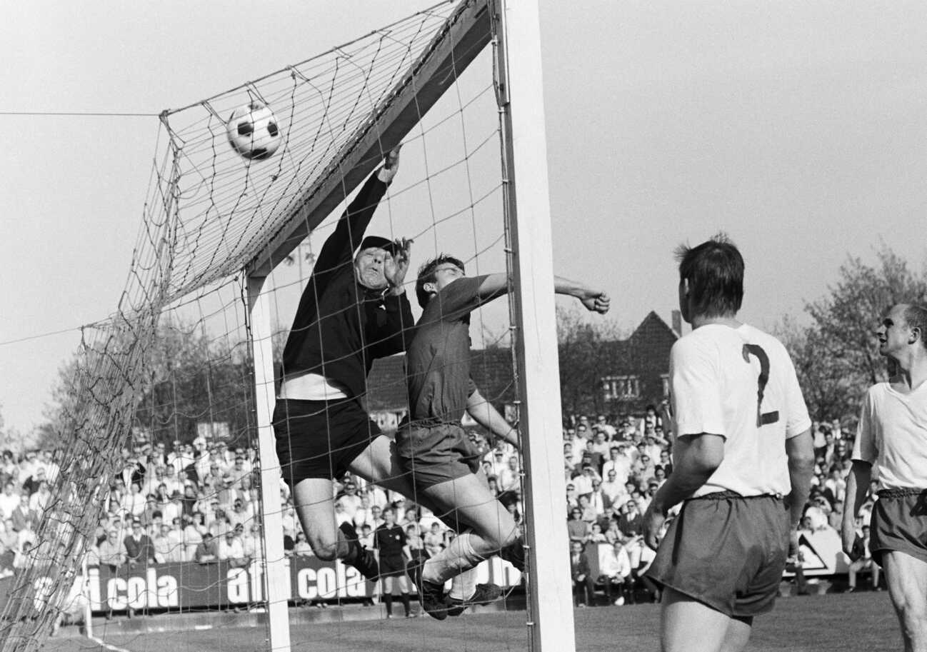 Torwart Arkoc Özcan (HSV) kann gegen Herbert Laumen (Gladbach) klären und lenkt den Ball über die Latte Fußball 1. BL Herren Saison 1967 1968, Borussia Mönchengladbach - Hamburger SV, Hamburg, Vneg, Vsw Gruppe Mönchengladbach Dynamik, Höhe, Abwehr, Fußball 1. BL Herren Saison 1967 1968, Borussia Mönchengladbach - Hamburger SV, Hamburg, Vneg, Vsw Gruppe Mönchengladbach Dynamik, Höhe, Abwehr,