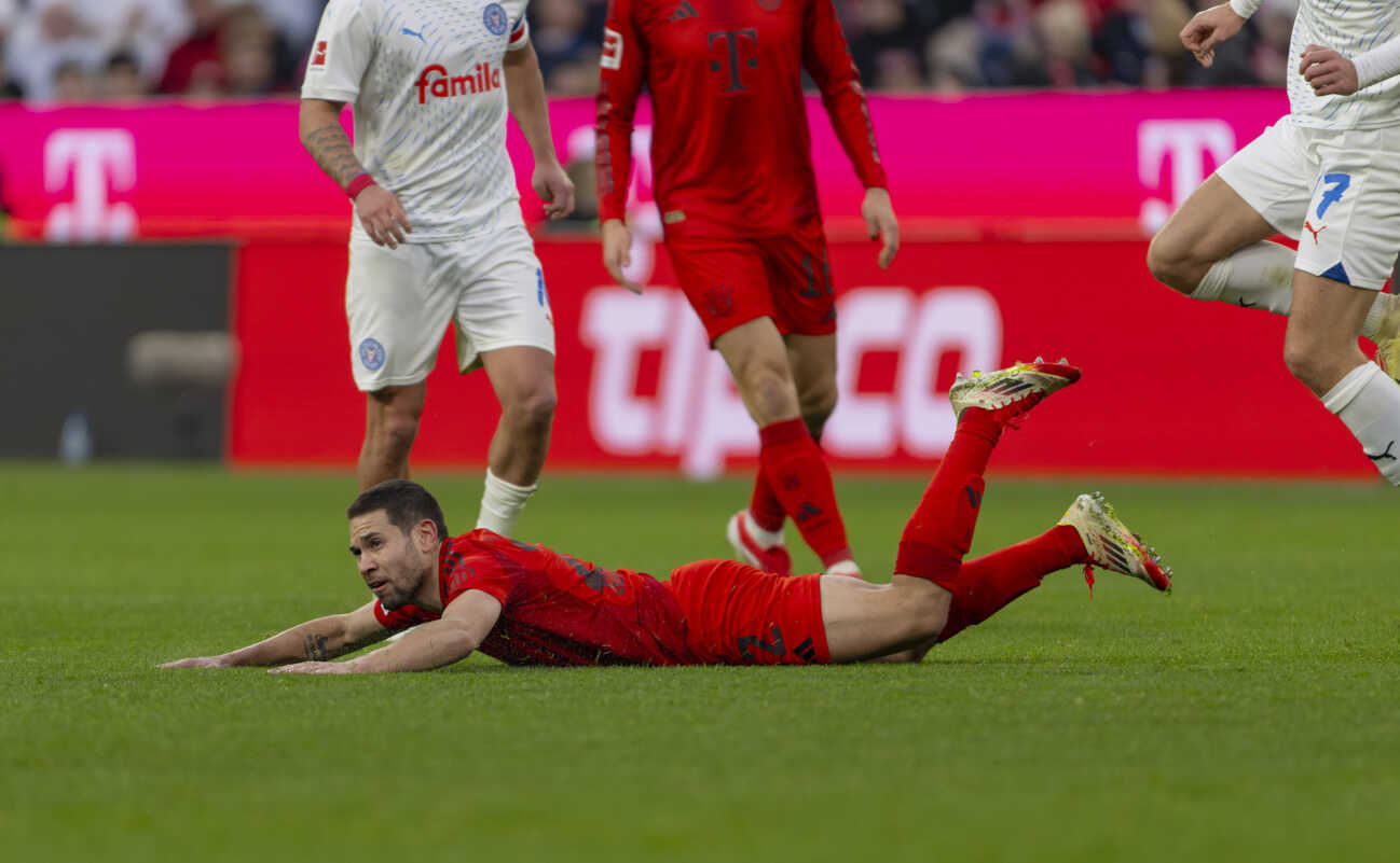 01.02.2025, Fussball 1. Bundesliga 2024 2025, 20. Spieltag, FC Bayern München - Holstein Kiel, in der Allianz-Arena München. Joao Palhinha (FC Bayern München) am Boden.