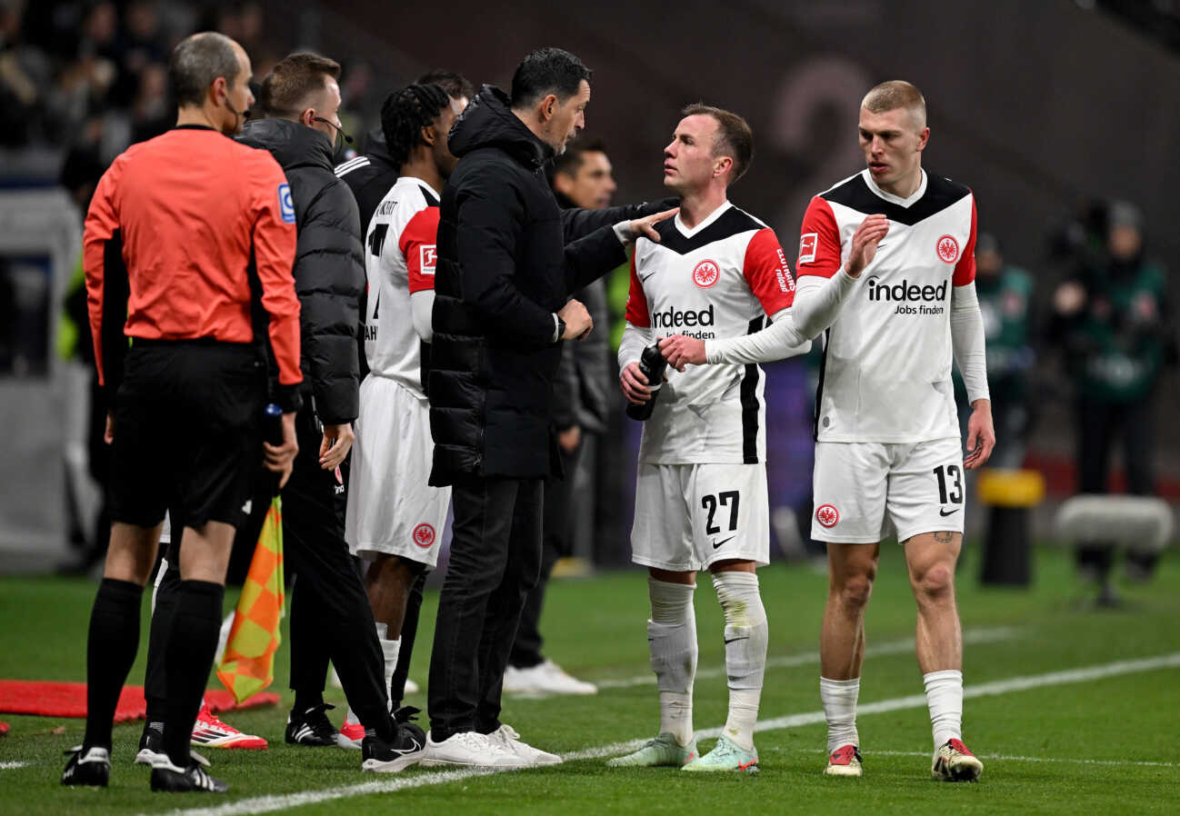 16.02.2025, xfux, Fussball 1.Bundesliga, Eintracht Frankfurt - Holstein Kiel, v.l. Trainer Dino Toppmöller Toppmoeller (Eintracht Frankfurt) gibt Anweisungen, gestikuliert, mit den Armen gestikulieren gives instructions, gesticulate, gesticolando zu Mario Götze Goetze (Eintracht Frankfurt), Rasmus Nissen Kristensen (Eintracht Frankfurt) (DFL DFB REGULATIONS PROHIBIT ANY USE OF PHOTOGRAPHS as IMAGE SEQUENCES and or QUASI-VIDEO) Frankfurt am Main *** 16 02 2025, xfux, Fussball 1 Bundesliga, Eintracht Frankfurt Holstein Kiel, v l Trainer Dino Toppmöller Toppmoeller Eintracht Frankfurt gives instructions, gesticulates, gesticulate with arms gives instructions, gesticulate, gesticolando to Mario Götze Goetze Eintracht Frankfurt , Rasmus Nissen Kristensen Eintracht Frankfurt DFL DFB REGULATIONS PROHIBIT ANY USE OF PHOTOGRAPHS as IMAGE SEQUENCES and or QUASI VIDEO Frankfurt am Main