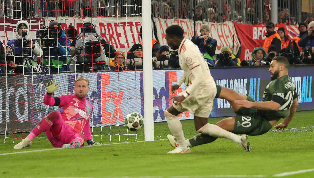 18.02.2025, Champions League, FC Bayern Muenchen vs Celtic Glasgow, Allianz Arena Muenchen,Fussball, im Bild: Kasper Schmeichel (Celtic Glasgow) geschlagen, zum 1:1 von Alphons Davies (FC Bayern Muenchen), Cameron Carter-Vickers (Celtic Glasgow) kommt zu spaet