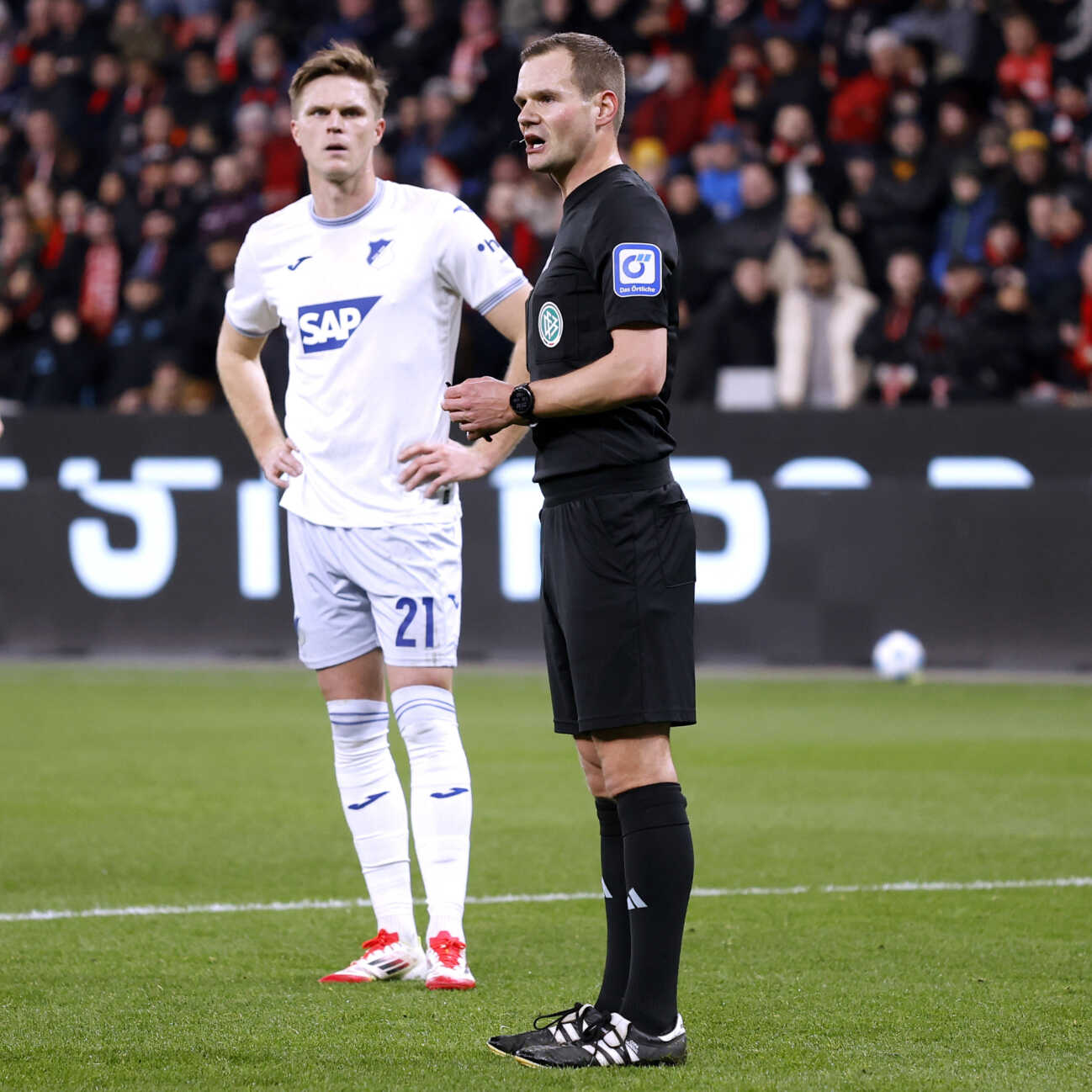 BRAUN Robin Schiedsrichter mit erster Stadion Ansage DFL Fussball Bundesliga Saison 2024 - 2025 BL Spiel Bayer 04 Leverkusen - TSG Hoffenheim 3 : 1 am 02.02. 2025 in Leverkusen DFL REGULATIONS PROHIBIT ANY USE OF PHOTOGRAPHS as IMAGE SEQUENCES and or QUASI-VIDEO Copyright: xLacixPerenyix