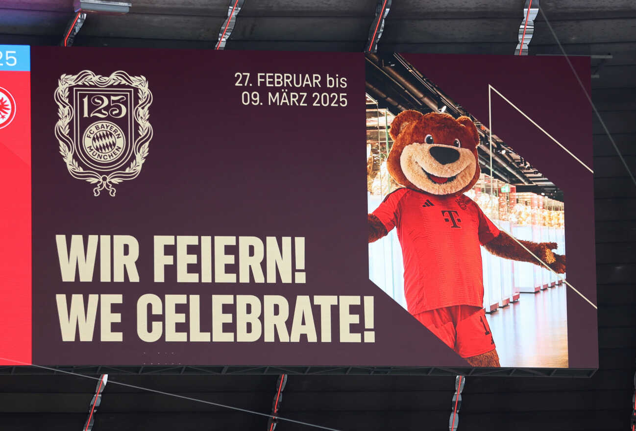 Fussball, Herren, Bundesliga, Saison 2024 2025, FC Bayern München - Eintracht Frankfurt, Allianz Arena Wir feiern ! Werbung auf der Anzeigetafel zum 125. Geburtstag des FC Bayern München vom 27.2. - 09.03. DFB, DFL regulations prohibit any use of photographs as image sequences and or quasi-video *** Football, Men, Bundesliga, Season 2024 2025, FC Bayern Munich Eintracht Frankfurt, Allianz Arena We celebrate advertising on the scoreboard for the 125th birthday of FC Bayern Munich from 27 2 09 03 DFB, DFL regulations prohibit any use of photographs as image sequences and or quasi video