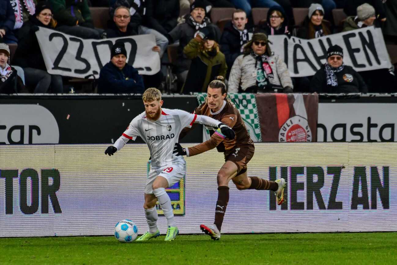 Jackson Irvine ( Pauli ) 19 Niklas Beste ( Freiburg ) Deutschland , Hamburg , Millerntorstadion , Fussball , 1 . Bundesliga , FC St Pauli - SC Freiburg *** Jackson Irvine Pauli 19 Niklas Beste Freiburg Germany , Hamburg , Millerntorstadion , Football , 1 Bundesliga , FC St Pauli SC Freiburg