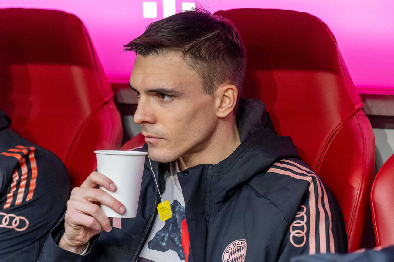 Joao Palhinha (FC Bayern Muenchen, 16) nimmt zu Beginn des Spiels mit einem Becher Tee auf der Bank Platz. GER, FC Bayern Muenchen vs. Holstein Kiel, Fussball, Bundesliga, 20. Spieltag, Spielzeit 2024 2025, 01.02.2025. (DFL DFB REGULATIONS PROHIBIT ANY USE OF PHOTOGRAPHS as IMAGE SEQUENCES and or QUASI-VIDEO). GER, FC Bayern Muenchen vs. Holstein Kiel, Fussball, Bundesliga, 20. Spieltag, Spielzeit 2024 2025, 01.02.2025. Muenchen *** Joao Palhinha FC Bayern Muenchen, 16 takes a seat on the bench with a cup of tea at the start of the match GER, FC Bayern Muenchen vs Holstein Kiel, Football, Bundesliga, Matchday 20, Season 2024 2025, 01 02 2025 DFL DFB REGULATIONS PROHIBIT ANY USE OF PHOTOGRAPHS as IMAGE SEQUENCES and or QUASI VIDEO GER, FC Bayern Muenchen vs Holstein Kiel, Football, Bundesliga, Matchday 20, Season 2024 2025, 01 02 2025 Muenchen Copyright: xEibner-Pressefoto HeikexFeinerx EP_HFR