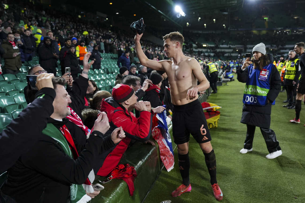 Joshua Kimmich of Bayern Munich throws his jersey into the crowd Celtic v Bayern Munich, UEFA Champions League, Knockout Round Play-offs, First Leg, Football, Celtic Park, Glasgow, UK - 12 Feb 2025 EDITORIAL USE ONLY No use with unauthorised audio, video, data, fixture lists, club league logos or live services. Online in-match use limited to 120 images, no video emulation. No use in betting, games or single club league player publications. PUBLICATIONxINxGERxSUIxAUTxHUNxGRExMLTxCYPxROUxBULxUAExKSAxONLY Copyright: xStuartxWallace Shutterstockx 15136907fu