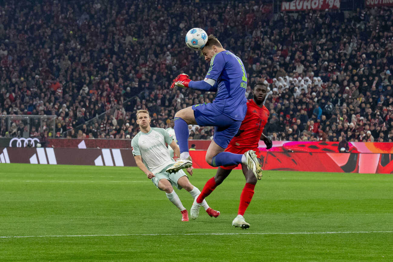 Manuel Neuer (Torwart, FC Bayern Muenchen, 1) bei der Kopfballabwehr an der eigenen Strafraumkante. GER, FC Bayern Muenchen vs. SV Werder Bremen, Fussball, Bundesliga, 21. Spieltag, Spielzeit 2024 2025, 07.02.2025. (DFL DFB REGULATIONS PROHIBIT ANY USE OF PHOTOGRAPHS as IMAGE SEQUENCES and or QUASI-VIDEO). GER, FC Bayern Muenchen vs. SV Werder Bremen, Fussball, Bundesliga, 21. Spieltag, Spielzeit 2024 2025, 07.02.2025. Muenchen *** Manuel Neuer goalkeeper, FC Bayern Muenchen, 1 on header defense on own edge of penalty area GER, FC Bayern Muenchen vs SV Werder Bremen, Soccer, Bundesliga, Matchday 21, Season 2024 2025, 07 02 2025 DFL DFB REGULATIONS PROHIBIT ANY USE OF PHOTOGRAPHS as IMAGE SEQUENCES and or QUASI VIDEO GER, FC Bayern Muenchen vs SV Werder Bremen, Football, Bundesliga, Matchday 21, Season 2024 2025, 07 02 2025 Muenchen Copyright: xEibner-Pressefoto HeikexFeinerx EP_HFR