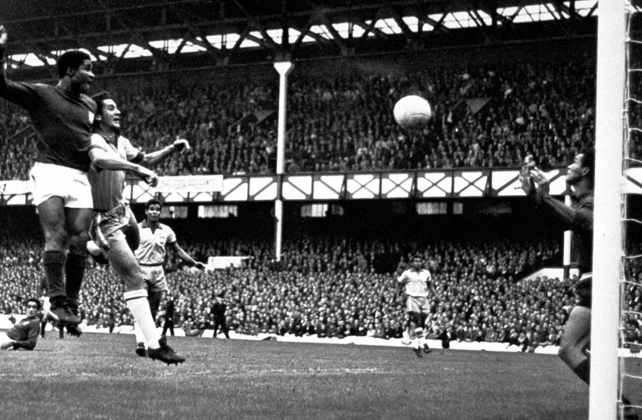 Onderwerp Subject: Portugal - Brazil (3-1) World Cup 1966 Reklame: Club Team Country: Portugal Brazil Seizoen Season: 1965 1966 1966 1967 FOTO PHOTO: Portugal s EUSEBIO (L) in duel with Brazil s ORLANDO (C) Trefwoorden Keywords: 04 $10 ±1164891060939 LIVERPOOL ENG Content not available for redistribution in The Netherlands directly or indirectly through any third parties. Copyright: xBSRxAgencyx 661020801 EDITORIAL USE ONLY