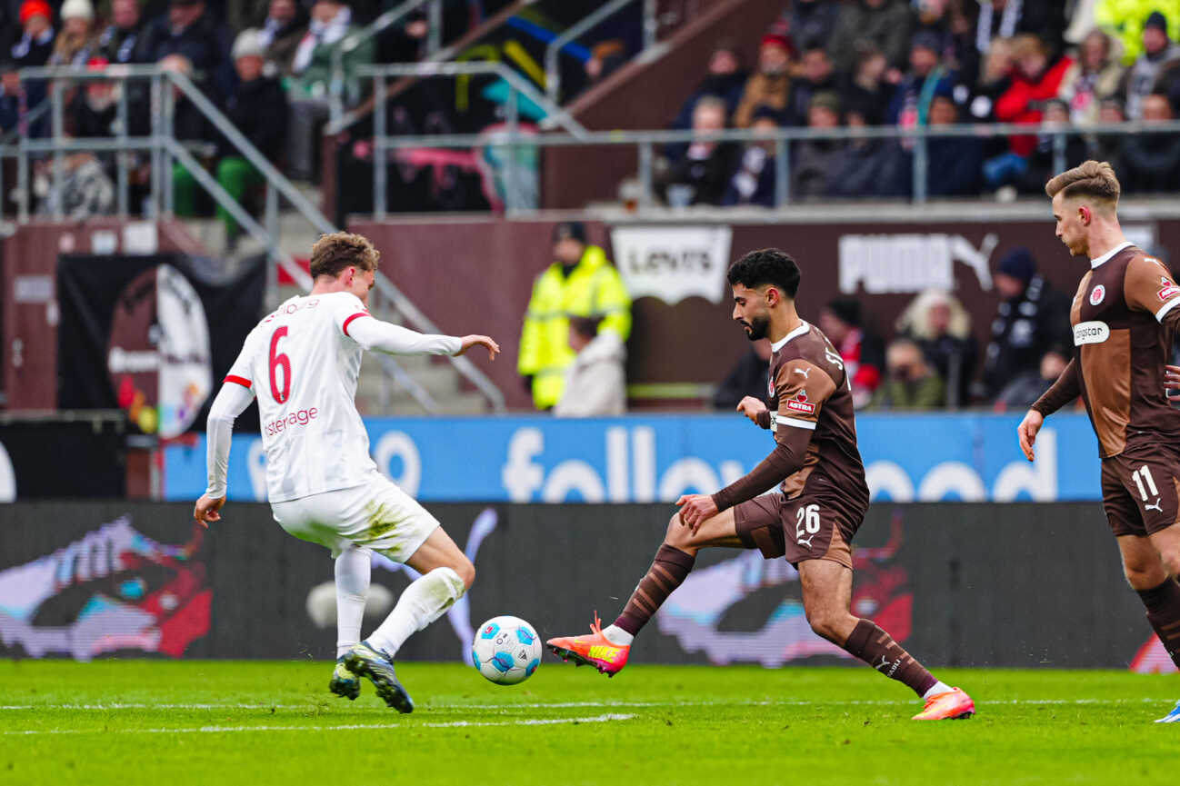 Patrick Osterhage (SC Freiburg, 06), Elias Saad (FC St. Pauli, 26) GER, FC St. Pauli vs. SC Freiburg, Fussball, Bundesliga, Spieltag 22, Saison 2024 25, 15.02.2025 DFL REGULATIONS PROHIBIT ANY USE OF PHOTOGRAPHS AS IMAGE SEQUENCES AND OR QUASI-VIDEO GER, FC St. Pauli vs. SC Freiburg, Fussball, Bundesliga, Spieltag 22, Saison 2024 25, 15.02.2025 Hamburg *** Patrick Osterhage SC Freiburg, 06 , Elias Saad FC St Pauli, 26 GER, FC St Pauli vs SC Freiburg, Football, Bundesliga, Matchday 22, Season 2024 25, 15 02 2025 DFL REGULATIONS PROHIBIT ANY USE OF PHOTOGRAPHS AS IMAGE SEQUENCES AND OR QUASI VIDEO GER, FC St Pauli vs SC Freiburg, Football, Bundesliga, Matchday 22, Season 2024 25, 15 02 2025 Hamburg Copyright: xEibner-Pressefoto MarcelxvonxFehrnx EP_MFN