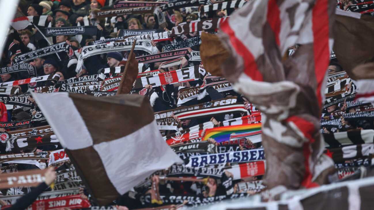 Pfiffe und Applaus: St. Pauli-Fans uneins nach Hymnen-Verzicht