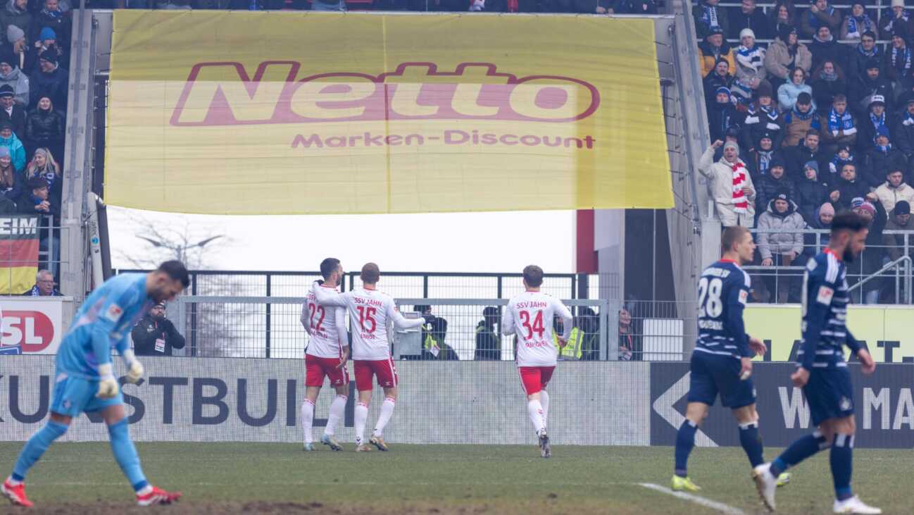 Selke verschießt und trifft: HSV rettet Punkt in Regensburg