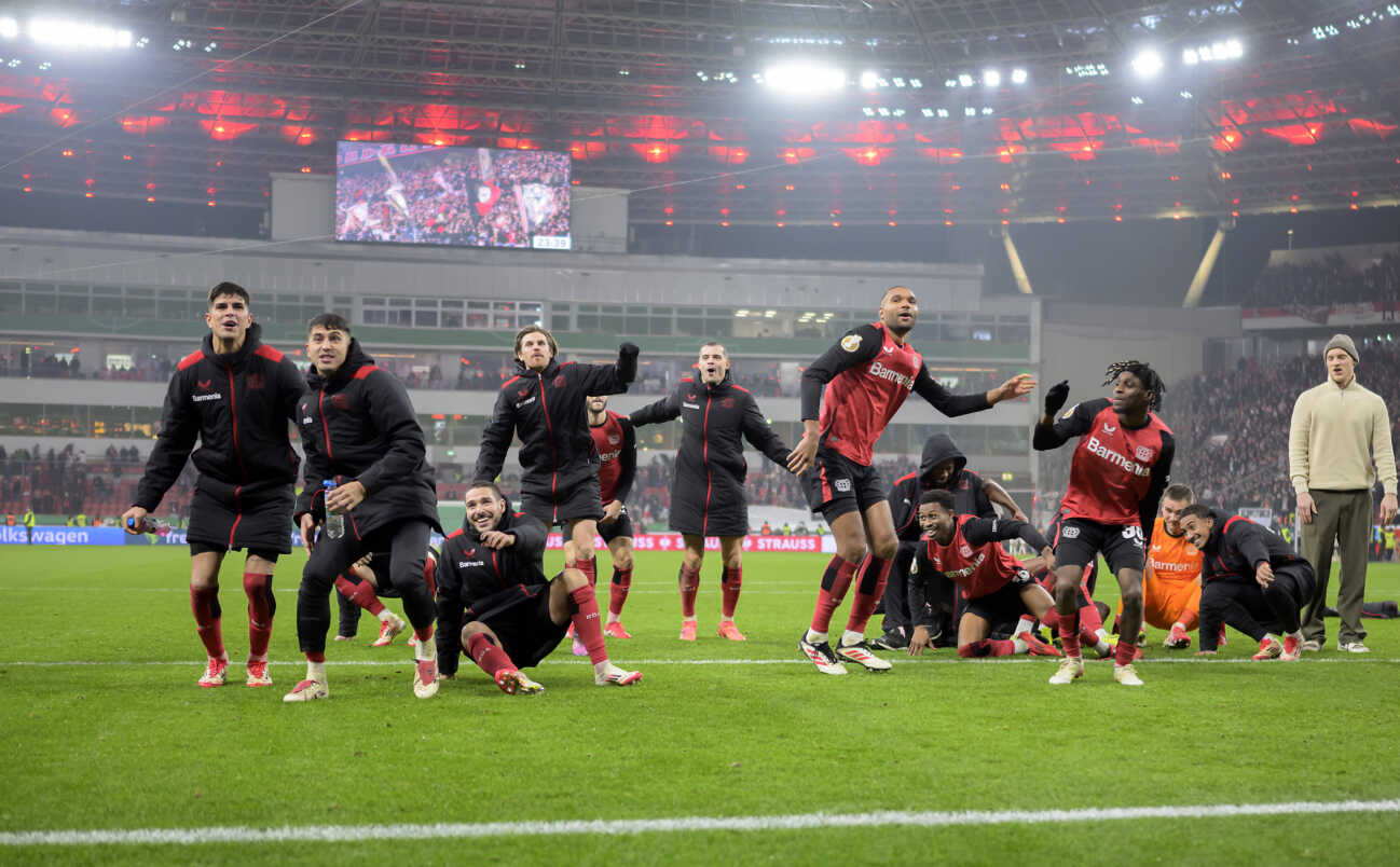 Schlussjubel LEV, die Spieler feiern vor den Fans, v.l. Piero HINCAPIE (LEV), Exequiel PALACIOS (LEV), Emiliano BUENDIA (LEV), Jonas HOFMANN (LEV), Granit XHAKA (LEV), Jonathan TAH (LEV), Nathan TELLA (LEV), Jeremie FRIMPONG (LEV), ARTHUR (LEV), Fussball DFB Pokal Viertelfinale, Bayer 04 Leverkusen (LEV) - 1. FC Koeln (K) 3:2 n.V., am 05.02.2025 in Leverkusen Deutschland. DFL regulations prohibit any use of photographs as image sequences and or quasi-video Â *** Final cheer LEV, the players celebrate in front of the fans, from l Piero HINCAPIE LEV , Exequiel PALACIOS LEV , Emiliano BUENDIA LEV , Jonas HOFMANN LEV , Granit XHAKA LEV , Jonathan TAH LEV , Nathan TELLA LEV , Jeremie FRIMPONG LEV , ARTHUR LEV , Soccer DFB Cup Quarterfinal, Bayer 04 Leverkusen LEV 1 FC Koeln K 3 2 n V , on 05 02 2025 in Leverkusen Germany DFL regulations prohibit any use of photographs as image sequences and or quasi video Â