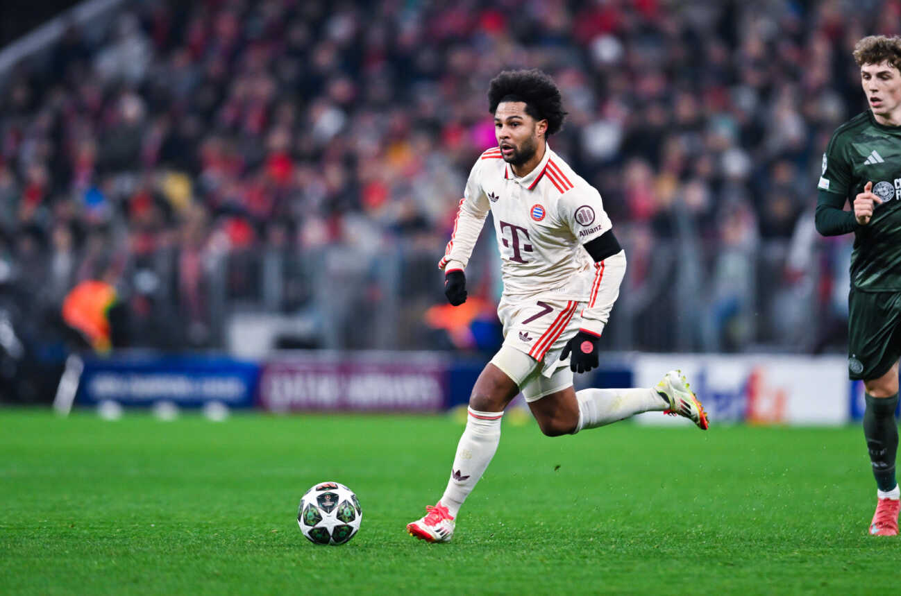 Serge Gnabry (FC Bayern München) controls the ball during the UEFA Champions League 2024 25 League Knockout Play-off Second Leg match between FC Bayern München and Celtic FC at Allianz Arena on February 18, 2025 in Munich, Germany. (Photo by Silas Schueller DeFodi Images) Defodi-738_738_BAYCEL_20250218_181 *** Serge Gnabry FC Bayern München controls the ball during the UEFA Champions League 2024 25 League Knockout Play off Second Leg match between FC Bayern München and Celtic FC at Allianz Arena on February 18, 2025 in Munich, Germany Photo by Silas Schueller DeFodi Images Defodi 738 738 BAYCEL 20250218 181 Defodi-738