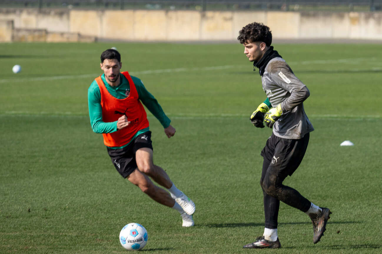 04.03.2025, Fussball: 1. Bundesliga, Saison 2024 2025, öffentliches Training, Borussia Moenchengladbach auf dem Trainingsgelände am Borussia Park in Moenchengladbach. Tim Kleindienst (Borussia Moenchengladbach, 11) setzt Tiago Pereira Cardoso (Borussia Moenchengladbach, U19) unter Druck. Foto: Kirchner-Media Thomas Haesler *** 04 03 2025, Soccer 1 Bundesliga, Season 2024 2025, public training, Borussia Moenchengladbach at the training ground at Borussia Park in Moenchengladbach Tim Kleindienst Borussia Moenchengladbach, 11 sets Tiago Pereira Cardoso Borussia Moenchengladbach, U19 under pressure Photo Kirchner Media Thomas Haesler Copyright: xKirchner-Media ThomasxHaeslerx