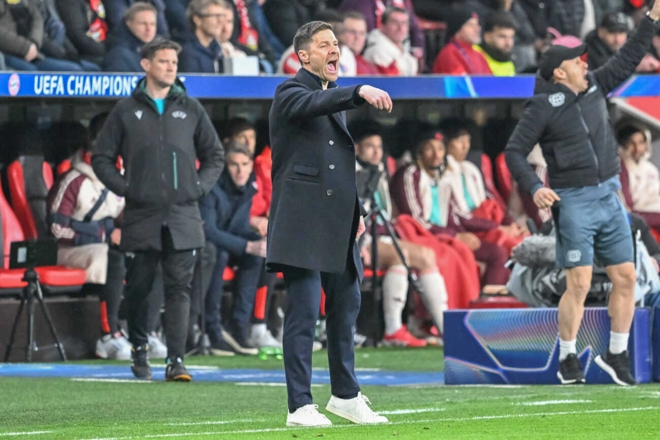 11.03.2025, xsltx, Fussball UEFA Champions League, Bayer 04 Leverkusen - Bayern München v.l. Xabi Alonso (Leverkusen, Trainer) gibt Anweisungen, gestikuliert mit den Armen, gesticulate, gives instructions (DFL DFB REGULATIONS PROHIBIT ANY USE OF PHOTOGRAPHS as IMAGE SEQUENCES and or QUASI-VIDEO) Leverkusen *** 11 03 2025, xsltx, Football UEFA Champions League, Bayer 04 Leverkusen Bayern Munich v l Xabi Alonso Leverkusen, coach gives instructions, gesticulates with arms, gesticulate, gives instructions DFL DFB REGULATIONS PROHIBIT ANY USE OF PHOTOGRAPHS as IMAGE SEQUENCES and or QUASI VIDEO Leverkusen