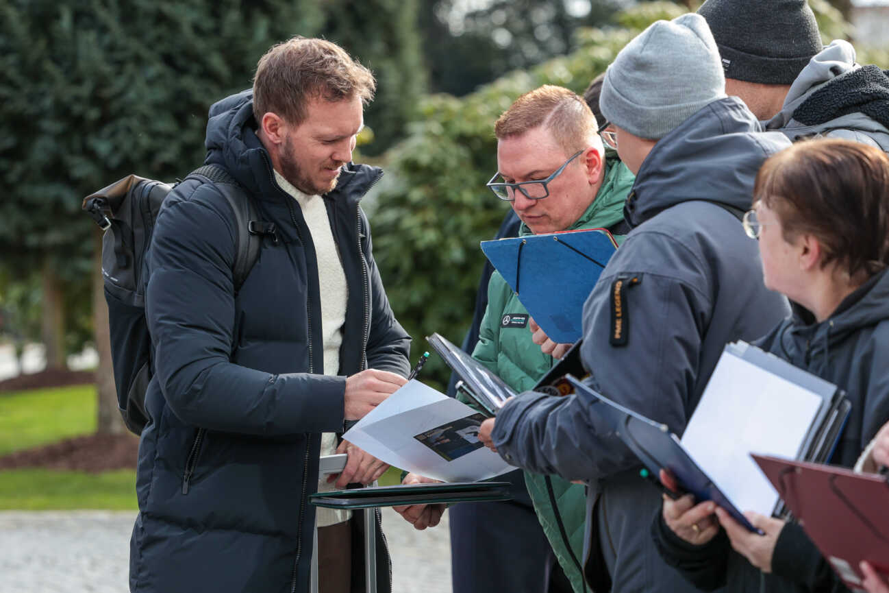 17.03.2025, Ankunft der Deutschen Nationalmannschaft im Teamhotel, Trainer Julian Nagelsmann (Deutschland) gibt Autogramme, Dortmund l ArrivÃ e Hotel & Spa NRW Deutschland xRHR-FOTO DEx *** 17 03 2025, Arrival of the German national team at the team hotel, coach Julian Nagelsmann Germany signs autographs, Dortmund l ArrivÃ e Hotel Spa NRW Germany xRHR PHOTO DEx Copyright: DennisxEwert RHR-FOTOx RHR-FOTO DE