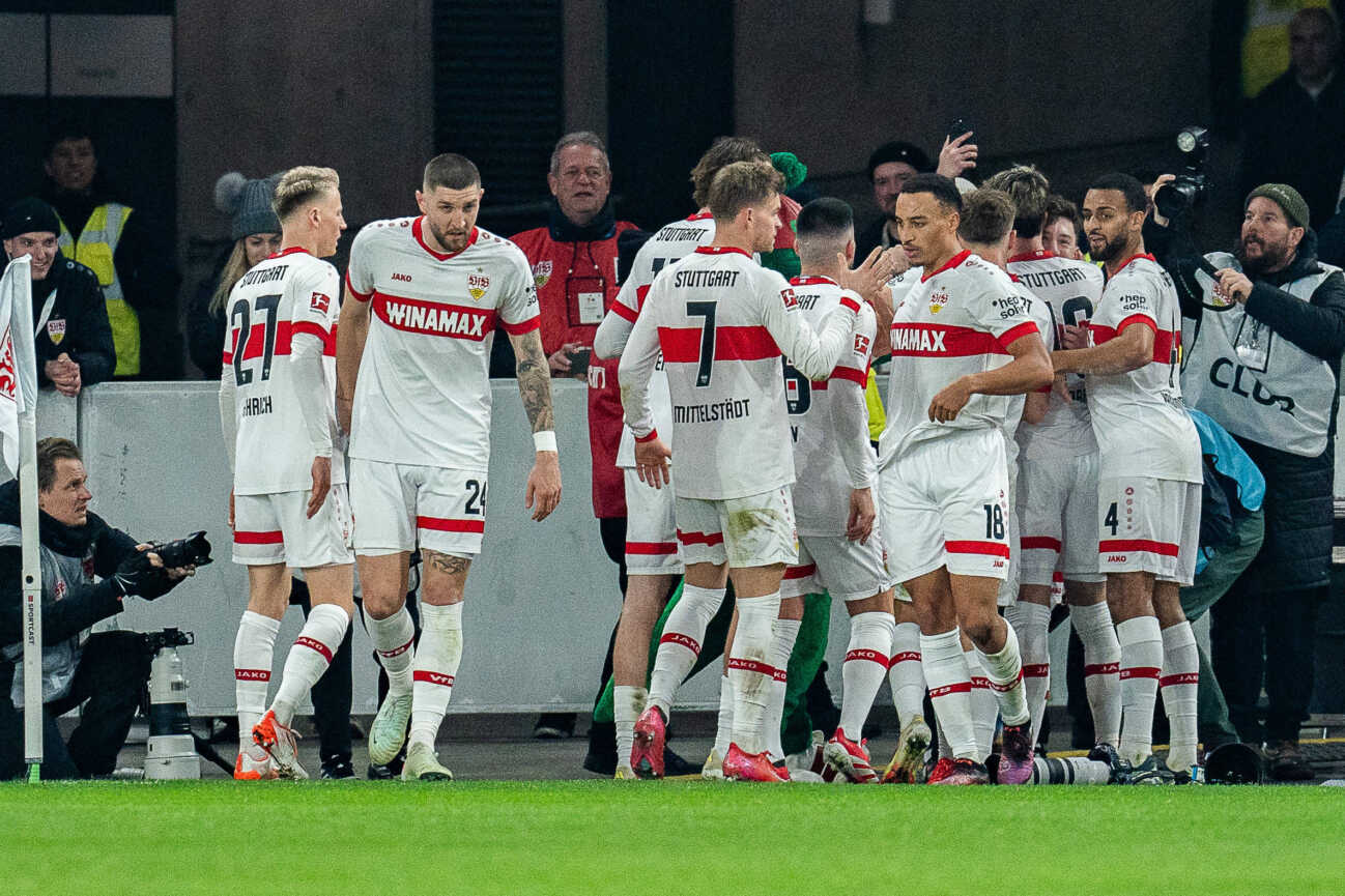 28.02.2025, VfB Stuttgart vs. FC Bayern München, 1. Bundesliga, 24. Spieltag Tor zum 1:0 durch Angelo Stiller (VfB Stuttgart, 6) Chris Führich (VfB Stuttgart, 27) Nick Woltemade (VfB Stuttgart, 11) Atakan Karazor (VfB Stuttgart, 16) Jeff Chabot (VfB Stuttgart, 24) Deniz Undav (VfB Stuttgart, 26) Jamie Leweling (VfB Stuttgart, 18) Wichtiger Hinweis: Gemaess den Vorgaben der DFL Deutsche Fussball Liga bzw. des DFB Deutscher Fussball-Bund ist es untersagt, in dem Stadion und oder vom Spiel angefertigte Fotoaufnahmen in Form von Sequenzbildern und oder videoaehnlichen Fotostrecken zu verwerten *** 28 02 2025, VfB Stuttgart vs FC Bayern Munich, 1 Bundesliga, 24 Matchday Goal for 1 0 by Angelo Stiller VfB Stuttgart, 6 Chris Führich VfB Stuttgart, 27 Nick Woltemade VfB Stuttgart, 11 Atakan Karazor VfB Stuttgart, 16 Jeff Chabot VfB Stuttgart, 24 Deniz Undav VfB Stuttgart, 26 Jamie Leweling VfB Stuttgart, 18 Important note In accordance with the regulations of the DFL German Football League and the DFB German Football Association, it is prohibited to use photographs taken in the stadium and or of the match in the form of sequential images and or video-like photo series Copyright: xBahhoxKarax