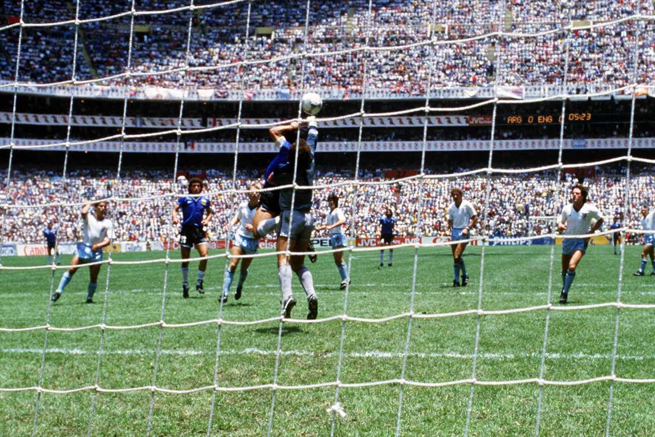 Diego Armando Maradona (verdeckt, Argentinien) besorgt gegen Torwart Peter Shilton (England) mit Hilfe der Hand Gottes das zwischenzeitliche 1:0 Fußball WM Herren Weltmeisterschaft 1986, Nationalmannschaft, Nationalteam, Nationaltrikot, Länderspiel, Viertelfinale Totale Argentinien - England 2:1, Torhüter, Keeper, Tor, Mexiko-Stadt, Mexico-City, Handtor, Jahrhunderttor