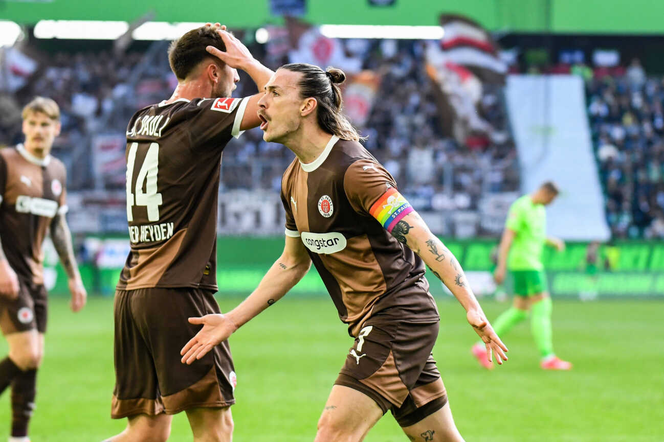 Fußball l Herren l Saison 2024-2025 l Bundesliga l 25. Spieltag l VfL Wolfsburg - FC St. Pauli l 08.03.2025 Jackson Irvine (7, FC St. Pauli) protestiert energisch gegen eine Entscheidung des Linienrichters Freisteller, Nahaufnahme, Porträt, Portrait, Einzelfoto, Einzelbild, Körper Halbportrait Wolfsburg Volkswagen Arena Niedersachsen Deutschland *** Soccer l Men l Season 2024 2025 l Bundesliga l Matchday 25 l VfL Wolfsburg FC St Pauli l 08 03 2025 Jackson Irvine 7, FC St Pauli vigorously protests against a decision by the linesman Crop, close-up, portrait, portrait, single photo, single image, body half portrait Wolfsburg Volkswagen Arena Lower Saxony Germany Copyright: xLobeca InesxHähnelx