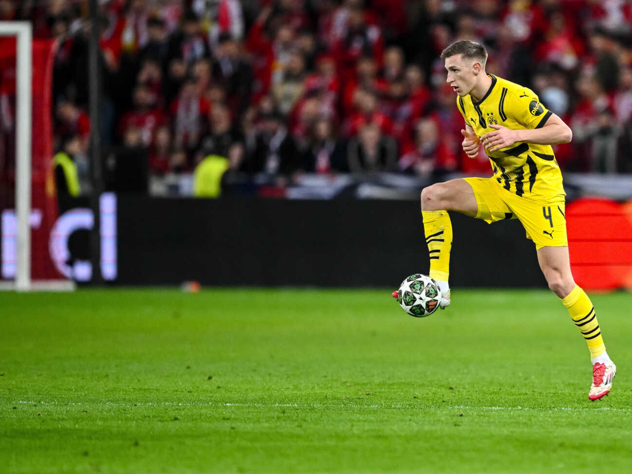 Nico Schlotterbeck (BV Borussia Dortmund) controls the Ball during the UEFA Champions League 2024 25 Round of 16 Second Leg match between LOSC Lille and Borussia Dortmund at Stade Pierre-Mauroy on March 12, 2025 in Lille, France. (Photo by Harry Langer DeFodi Images) *** Nico Schlotterbeck BV Borussia Dortmund controls the ball during the UEFA Champions League 2024 25 Round of 16 Second Leg match between LOSC Lille and Borussia Dortmund at Stade Pierre Mauroy on March 12, 2025 in Lille, France Photo by Harry Langer DeFodi Images