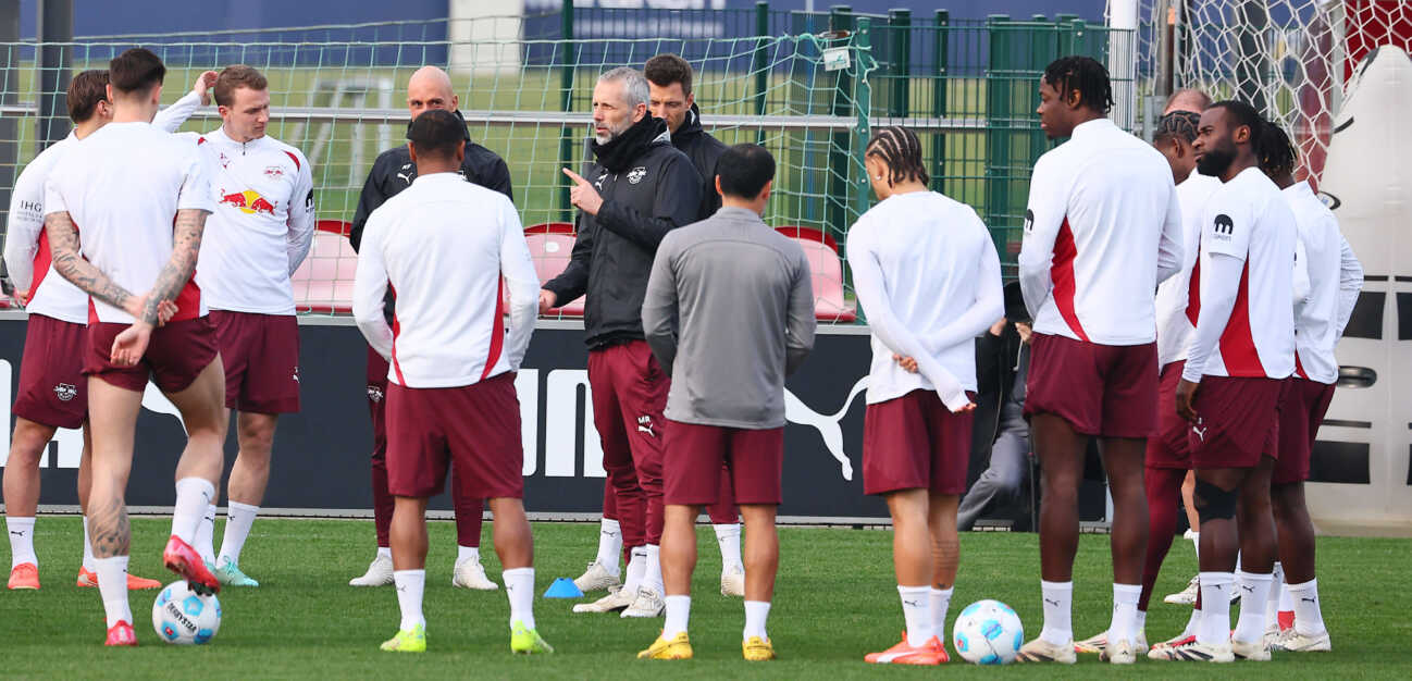 RB Leipzig - Training Bundesliga Leipzig, 11.03.2025, RBL Trainingszentrum, Fußball Bundesliga , RB LEIPZIG Training , Im Bild: Trainer Marco Rose (mi., RB Leipzig) inmitten der Mannschaft , Nur zur redaktionellen Nutzung. Only editorial use. , *** RB Leipzig Training Bundesliga Leipzig, 11 03 2025, RBL Training Center, Fußball Bundesliga , RB LEIPZIG Training , In the picture coach Marco Rose mi , RB Leipzig in the middle of the team , For editorial use only Only editorial use , Picture Point