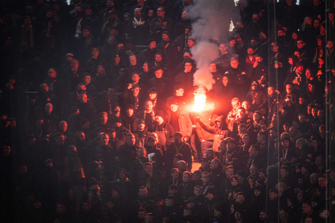 Rostock, Deutschland 22. Februar 2025: 3. Liga - 2024 2025 - FC Hansa Rostock vs. SG Dynamo Dresden Im Bild: bengalo im block von dynamo DFB regulations prohibit any use of photographs as image sequences and or quasi-video. *** Rostock, Germany 22 February 2025 3 Liga 2024 2025 FC Hansa Rostock vs SG Dynamo Dresden Im Bild bengalo im block von dynamo DFB regulations prohibit any use of photographs as image sequences and or quasi video Copyright: xFotostandx xVoelkerx