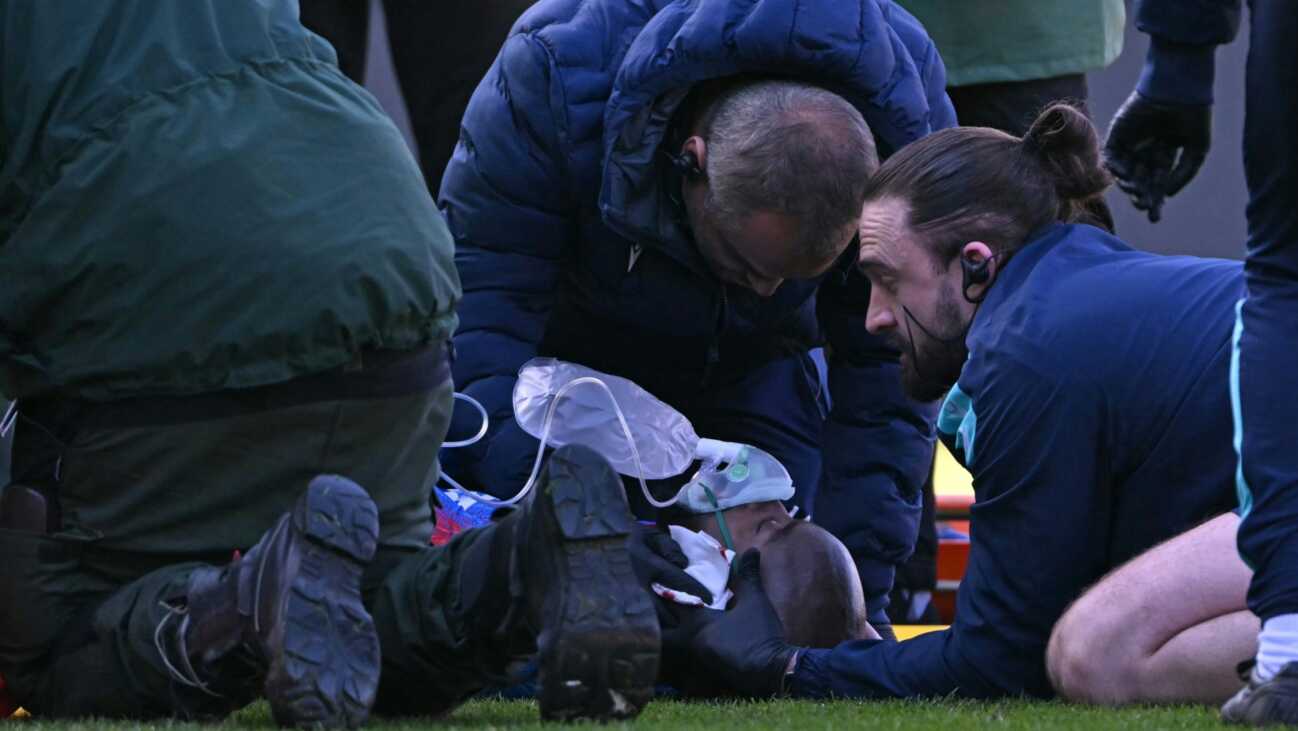 FA Cup: Mateta nach Horror-Foul im Krankenhaus