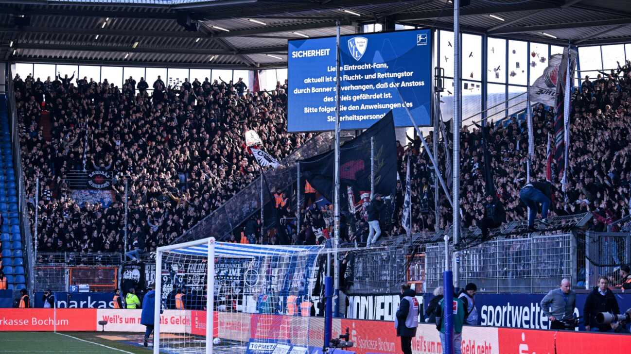 Banner versperrt Rettungsweg: Anstoß in Bochum verzögert sich