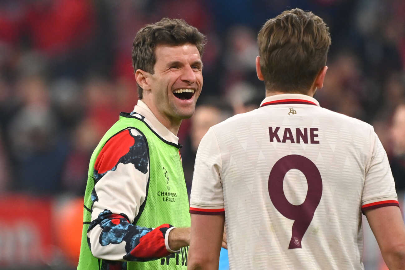 Thomas MUELLER (MÜLLER,Bayern Muenchen) , lacht,lachen,lachend,optimistisch,gutgelaunt mit Harry KANE (Bayern Muenchen) nach Spielende. Fussball Champions League Achtelfinale FC Bayern Muenchen - Bayer 04 Leverkusen 3-0 am 05.03.2025 , A L L I A N Z A R E N A. *** Thomas MUELLER MÜLLER,Bayern Muenchen , laughing,smiling,optimistic,in a good mood with Harry KANE Bayern Muenchen after the end of the match Soccer Champions League round of 16 FC Bayern Muenchen Bayer 04 Leverkusen 3 0 on 05 03 2025 , A L L I A N Z A R E N A