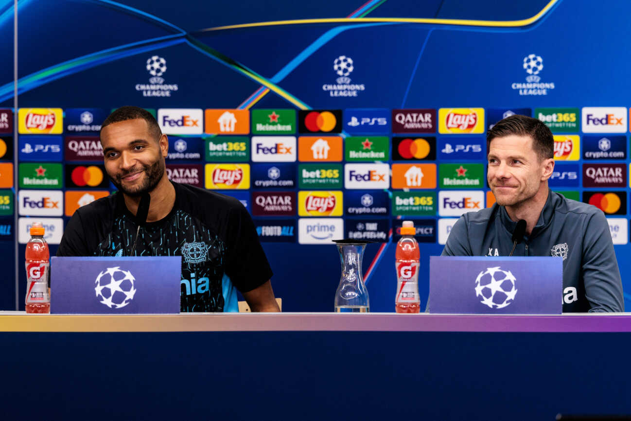 UEFA Champions League, Pressekonferenz Bayer 04 Leverkusen; 10.03.2025 Jonathan Tah (Bayer 04 Leverkusen, 4) und Xabi Alonso (Cheftrainer Bayer 04 Leverkusen) lächelnd während der Pressekonferenz UEFA Champions League Achtelfinale Rückspiel, Pressekonferenz Bayer 04 Leverkusen vor dem Spiel gegen FC Bayern München; Leverkusen, BayArena am 10.03.2025 *** UEFA Champions League, press conference Bayer 04 Leverkusen 10 03 2025 Jonathan Tah Bayer 04 Leverkusen, 4 and Xabi Alonso head coach Bayer 04 Leverkusen smiling during the press conference UEFA Champions League round of 16 second leg, press conference Bayer 04 Leverkusen before the match against FC Bayern Munich Leverkusen, BayArena on 10 03 2025 Copyright: xBEAUTIFULxSPORTS Wunderlx